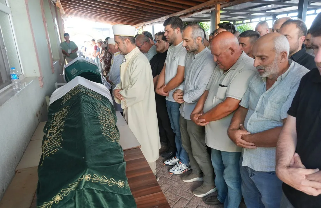 TIR yıkarken akıma kapılan baba ve oğlu son yolculuğuna uğurlandı