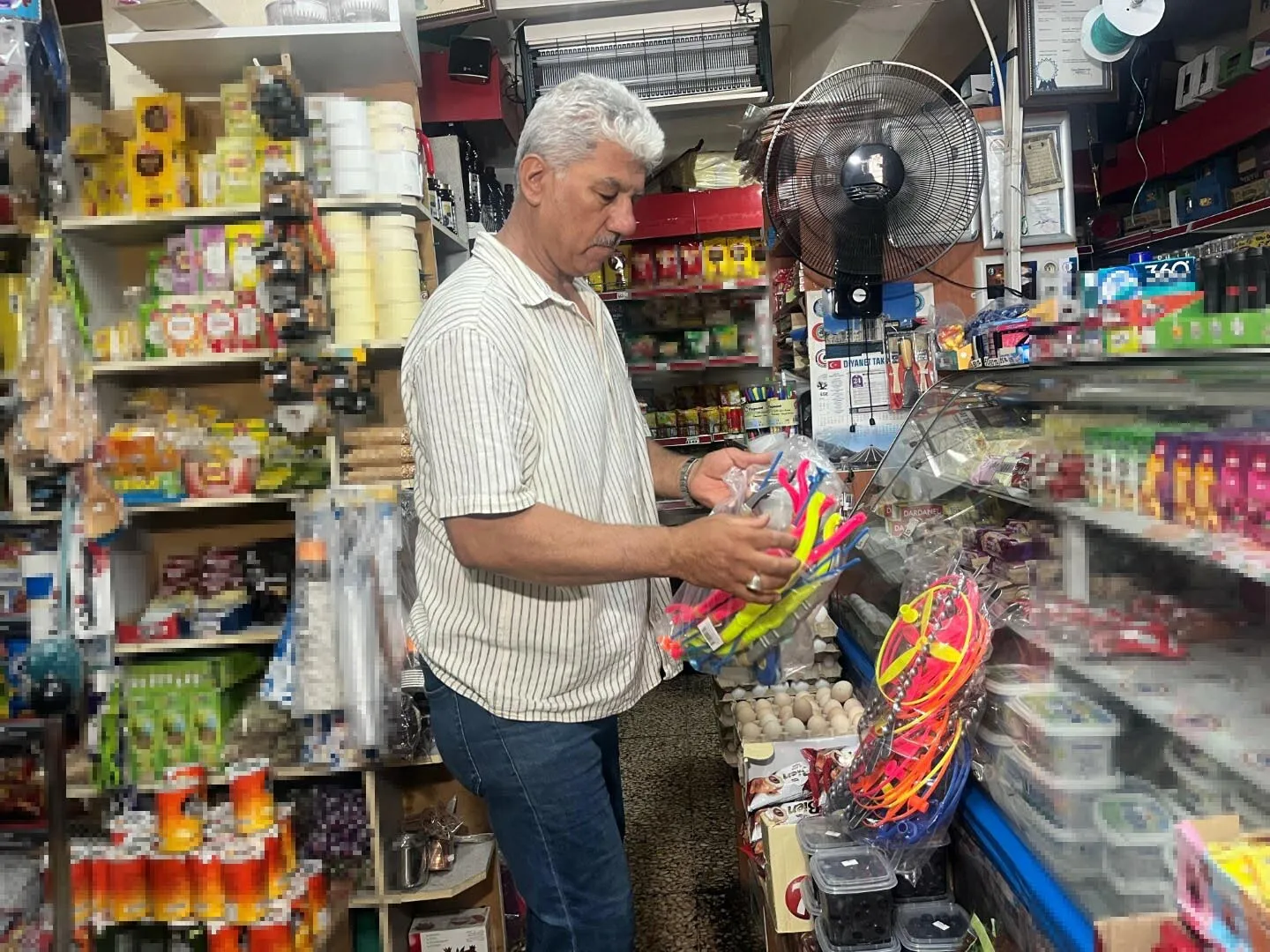 İzmir'deki bu bakkal sizi 30 yıl öncesine götürüyor