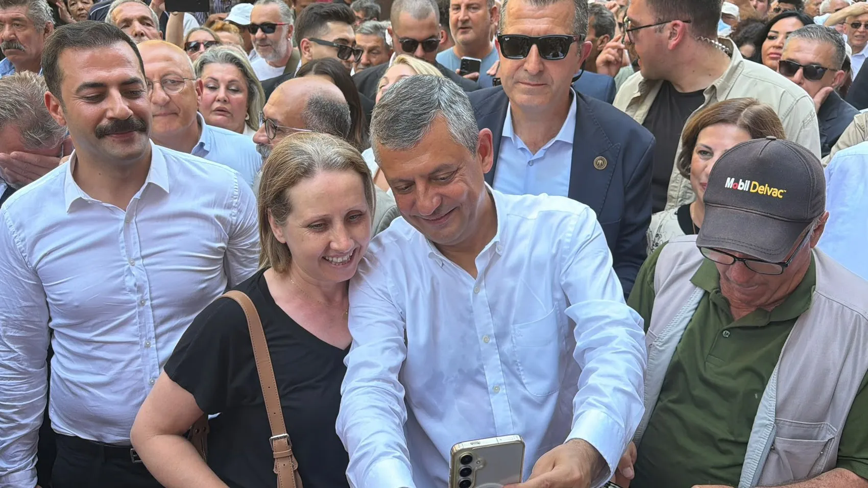 Özgür Özel Eskişehirde yönetimi görevden alınan il başkanına sahip çıktı