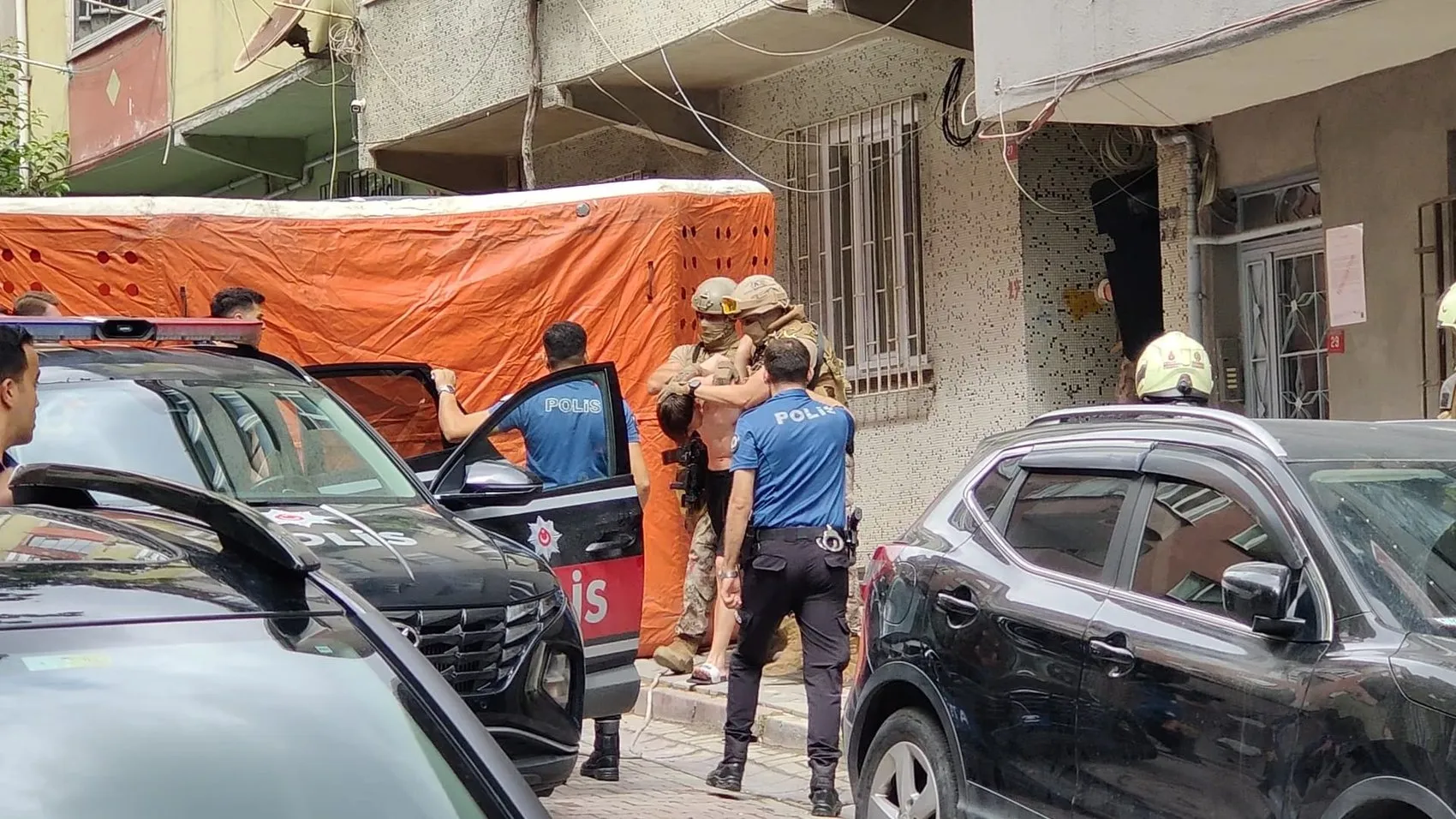 Sultangazi'de dehşet dolu saatler Ailesini bıçakla rehin aldı