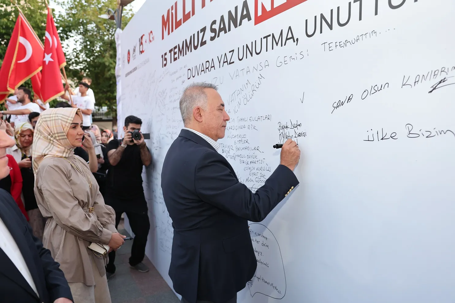 Sultangazi 15 Temmuz şehitlerini meydanlarda andı