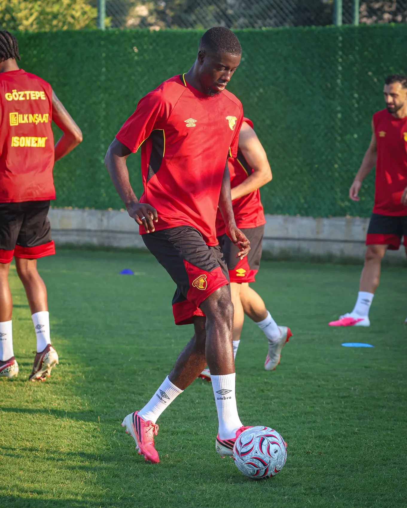 Göztepe'nin kaptanı İsmail Köybaşı futbolu bıraktı