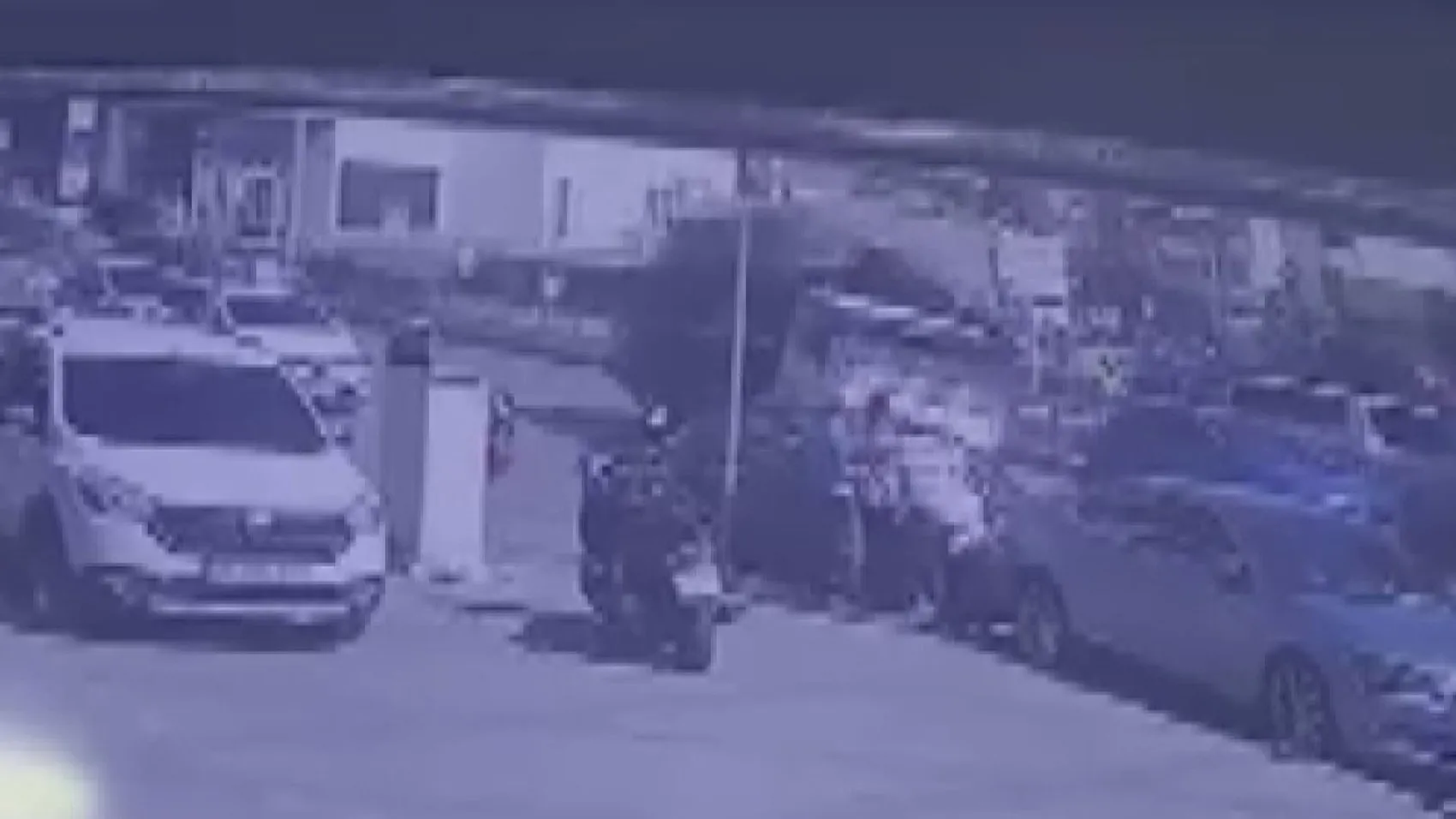 Tuzla’da inşaat malzemesi taşıyan kamyonet devrildi