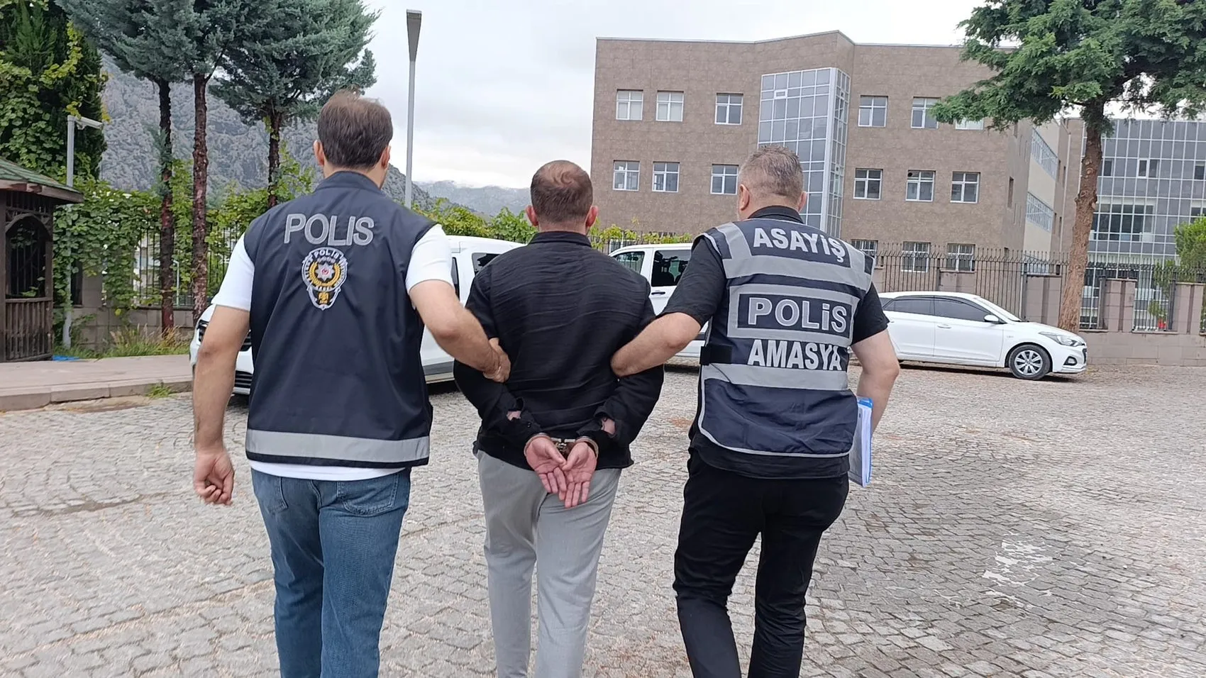 Amasya'da kuyumcuyu el çabukluğuyla dolandıran şüpheli yakalandı