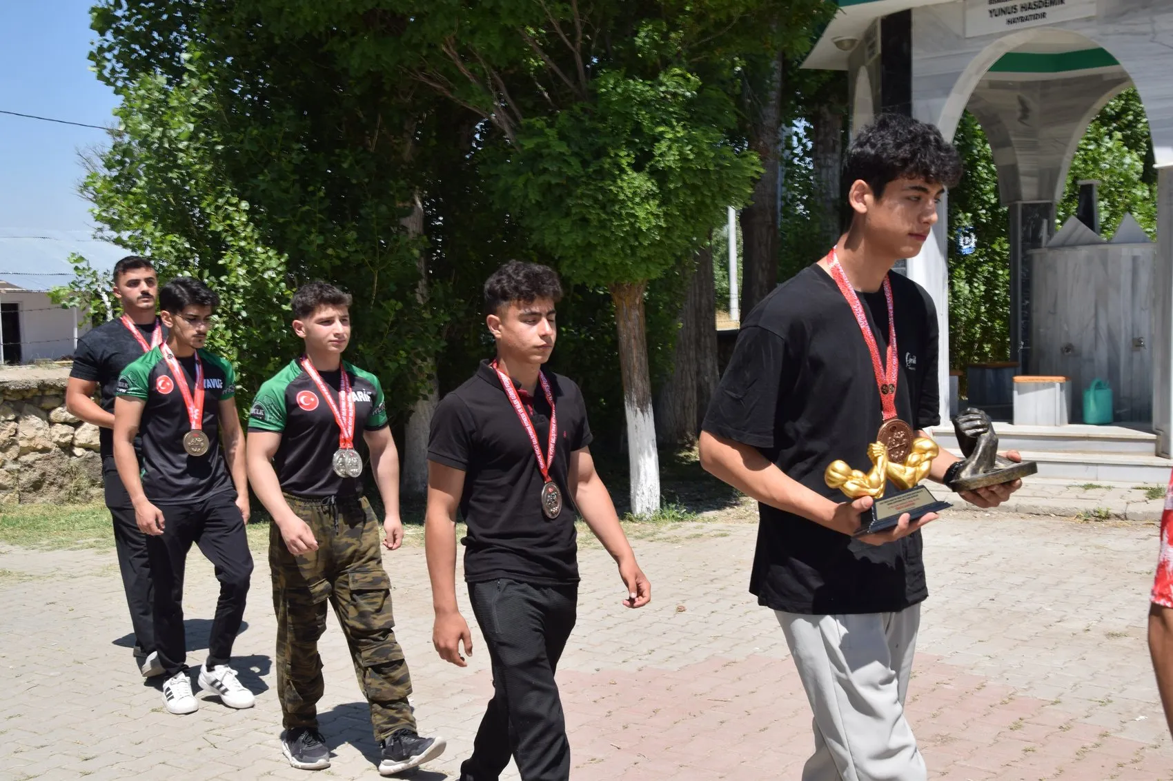 Şampiyonlardan şehit polisin mezarına madalyalı vefa ziyareti