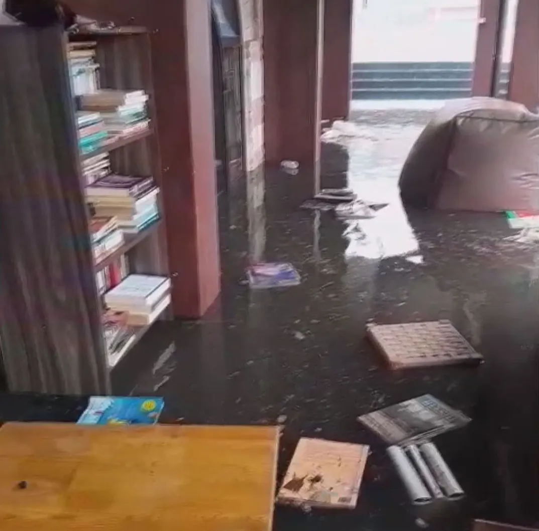 Üsküdar'da sağanak yağış tarihi çarşıyı vurdu