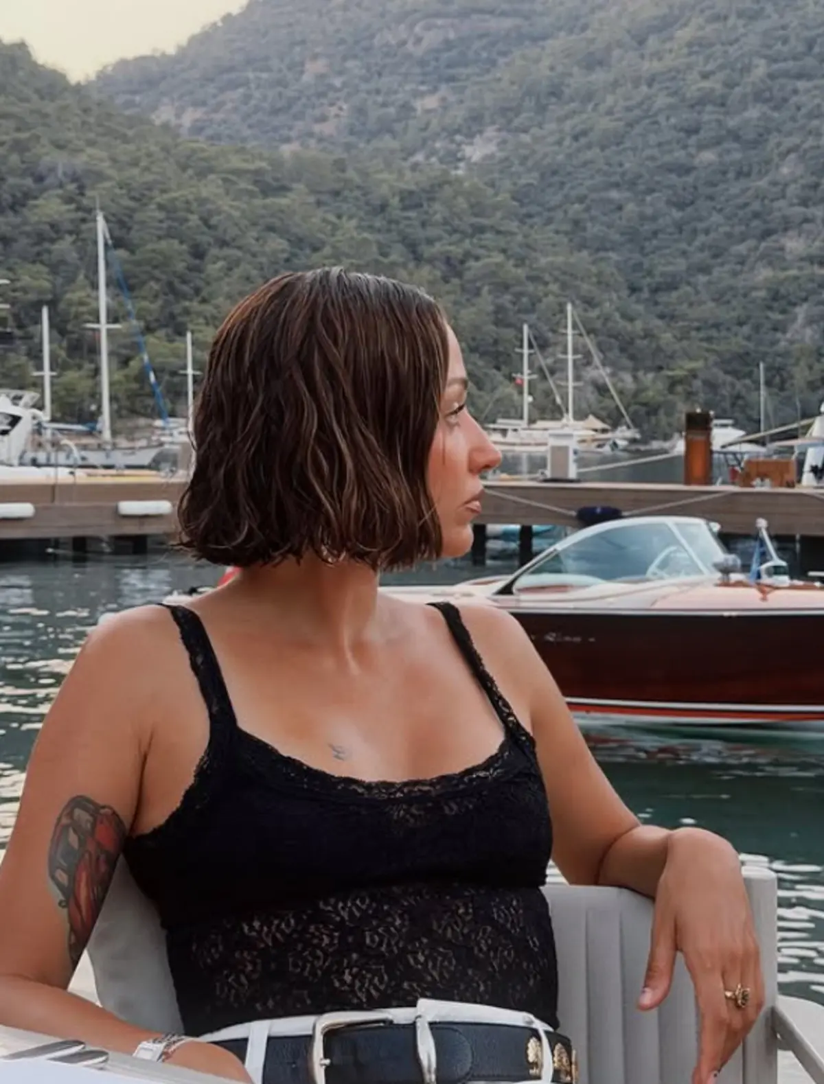 "En seksi Türk kadını" seçilmişti! Zeynep Bastık tekne tatili pozlarıyla gündemde 4