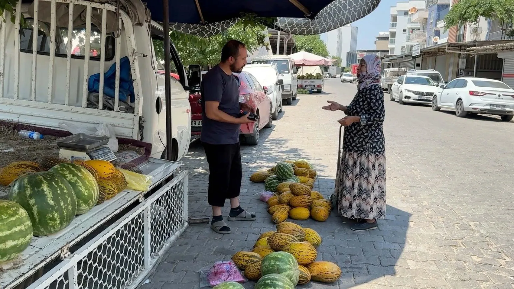Aydın'da yol kavgası Sürücü pazar tezgahını otomobiliyle ezdi