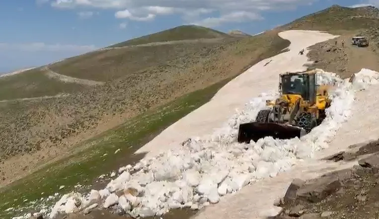 Bitlis dağlarında yaz ortası kar temizliği
