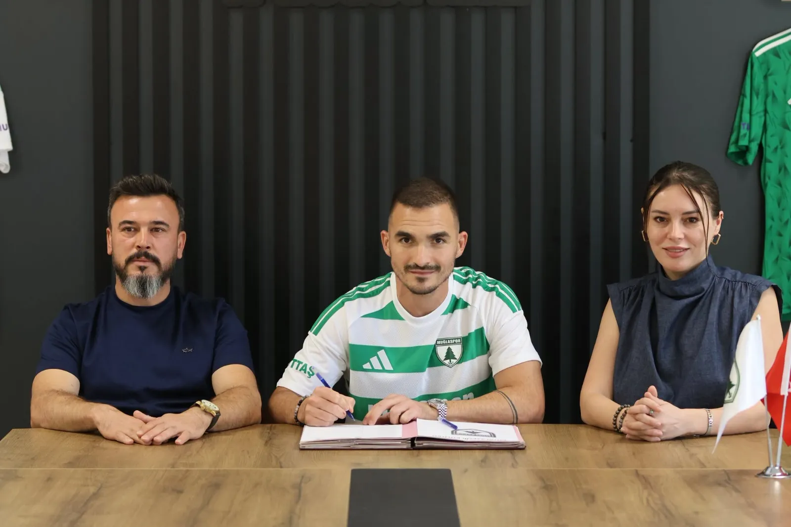 Muğlaspor Karadağlı kanat oyuncusu Driton Camaj ile anlaştı