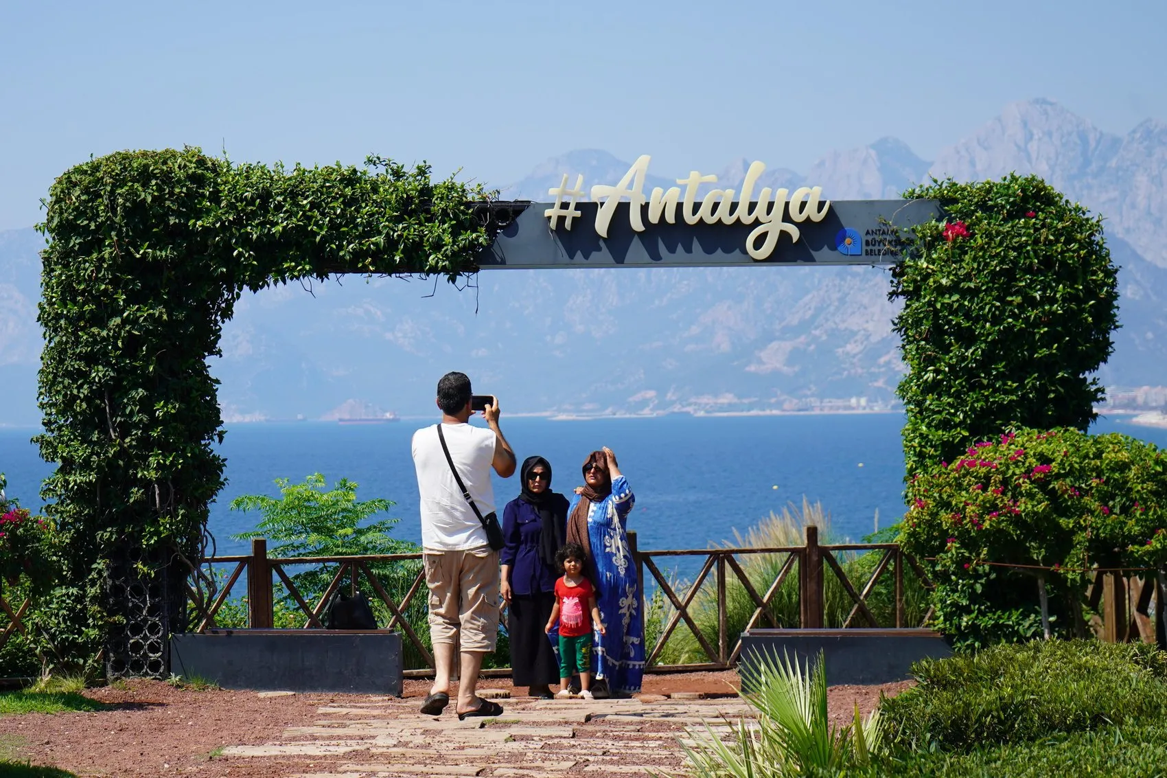 Antalya sıcağında sahil mesaisi başladı