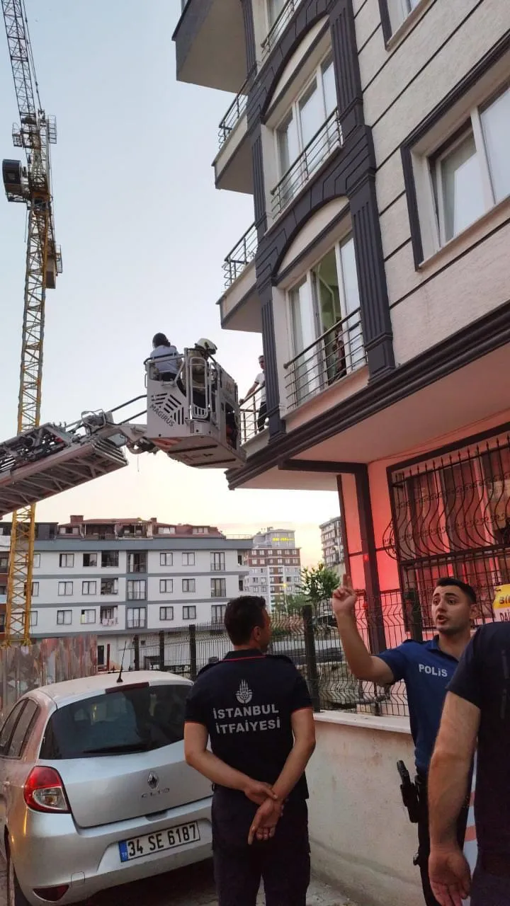 Küçükçekmece'de inşaat kazısı apartman sakinlerini sokağa döktü