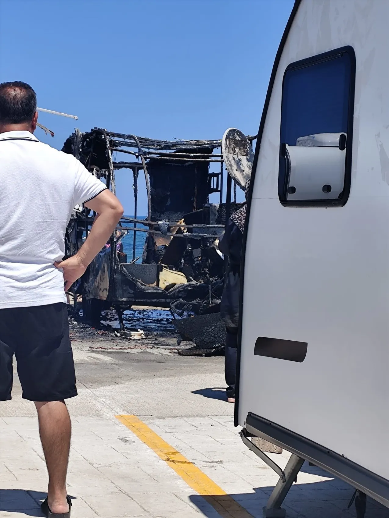 Karasu'da park halindeki karavan küle döndü