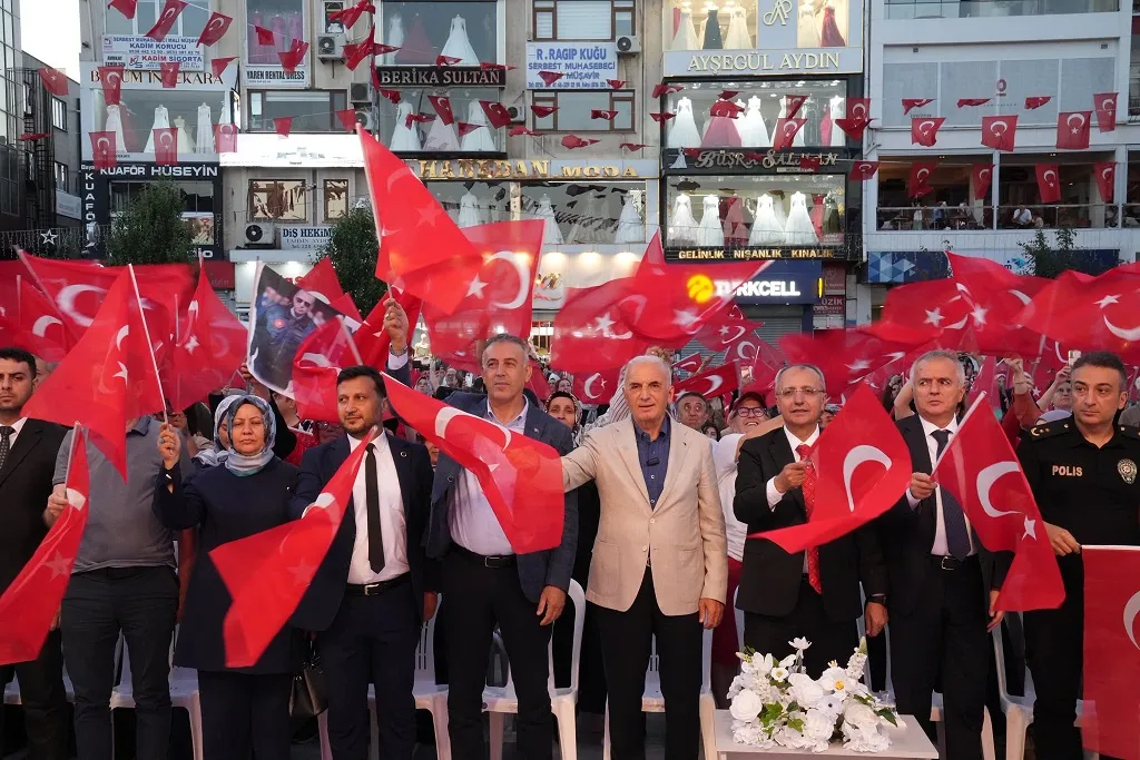 Ümraniye 15 Temmuz şehitlerini meydanda andı