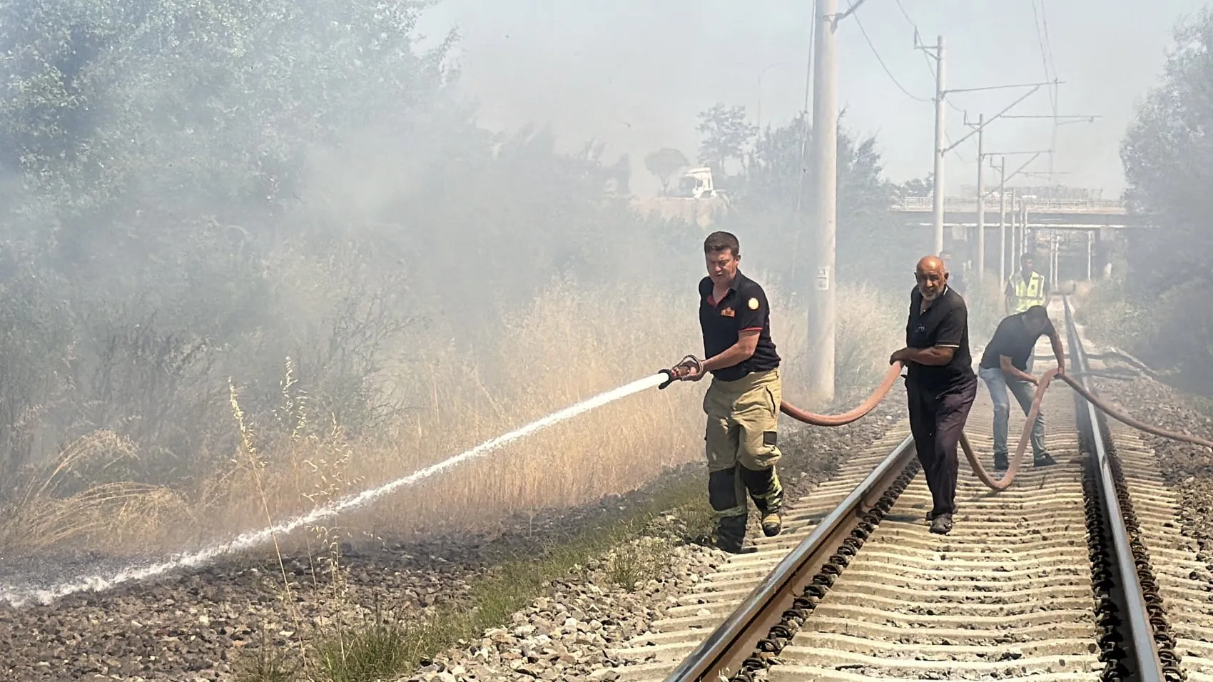 Kütahya'da raylar üzerindeki yangın seferleri durdurdu