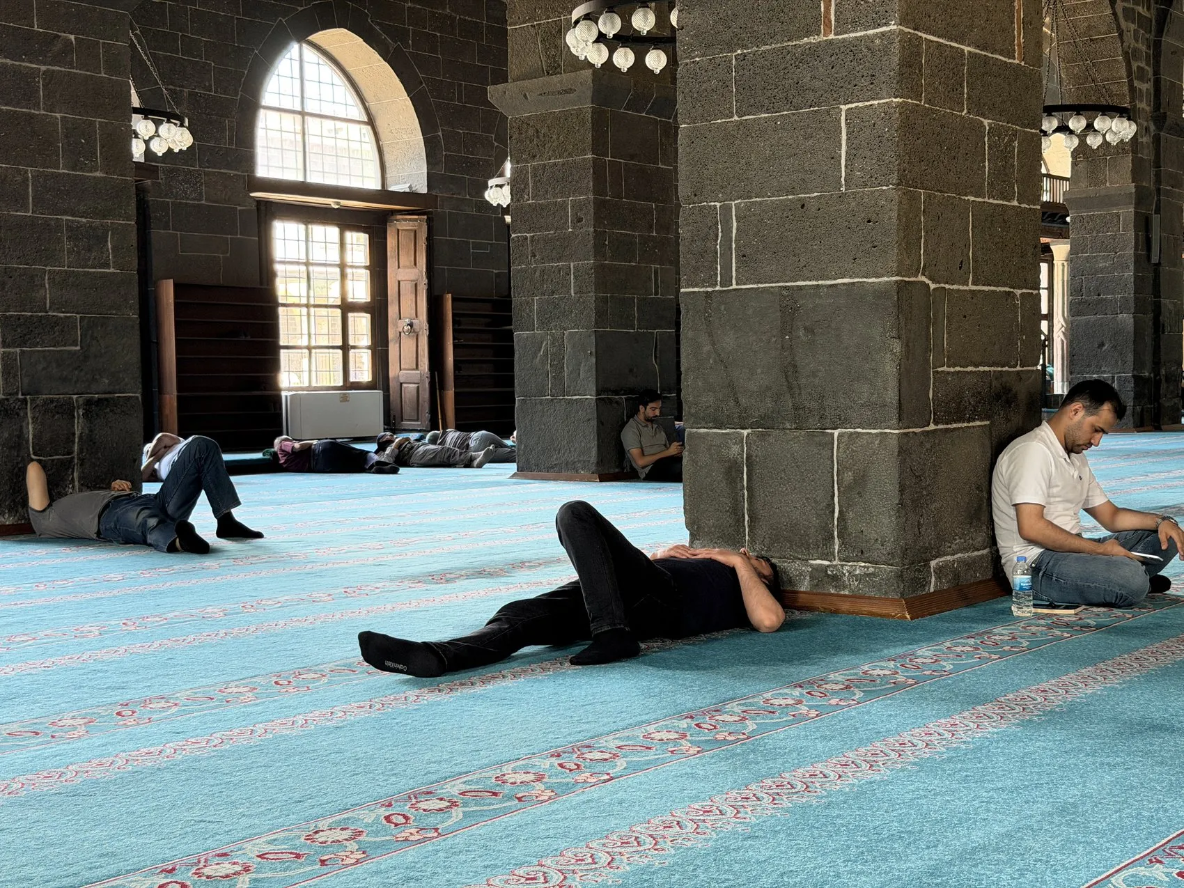 Diyarbakır'da termometreler kırılınca vatandaş camiye sığındı