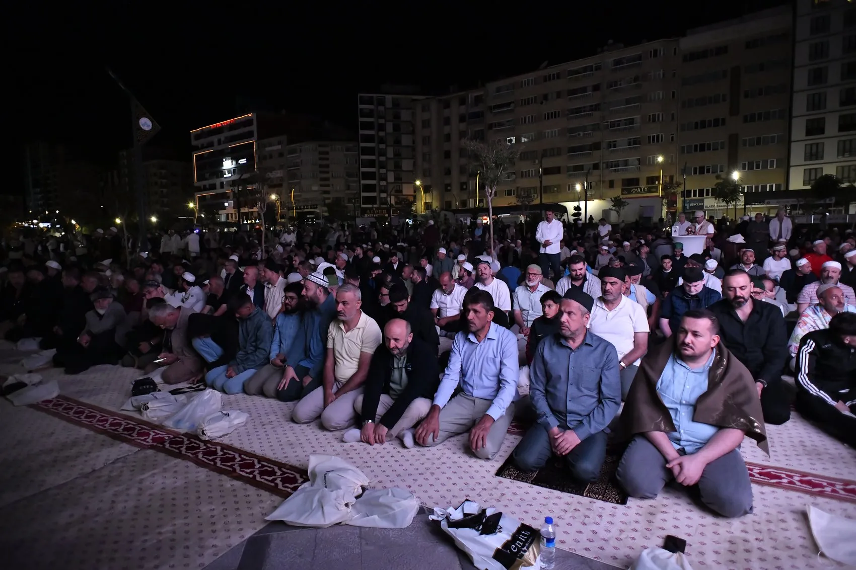Elazığ meydanında 20 bin kişi sabah namazında buluştu
