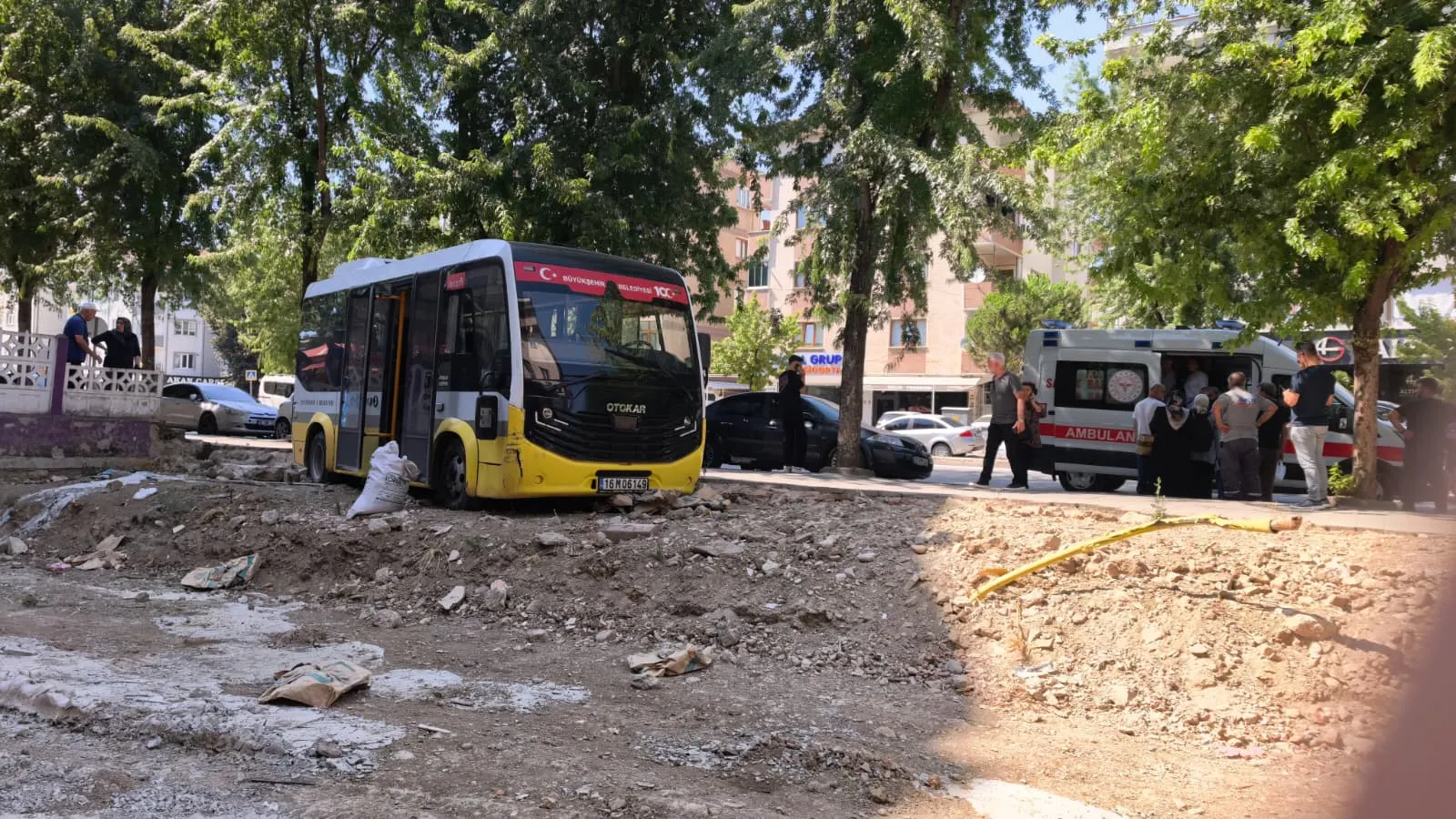 İnegöl'de kontrolden çıkan minibüs dükkana daldı