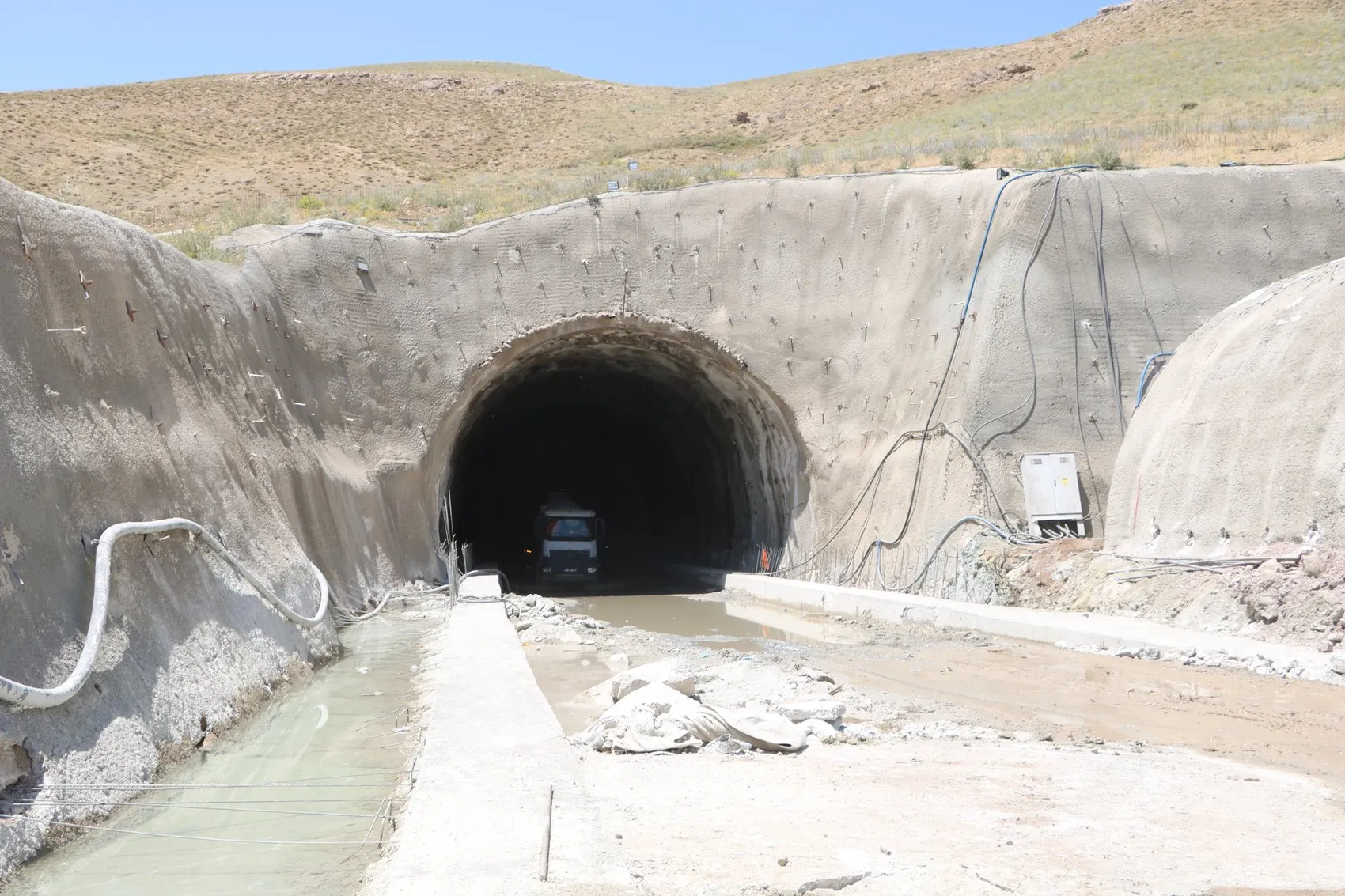 Yüksekova'da yeni tünel çalışmaları hız kazandı