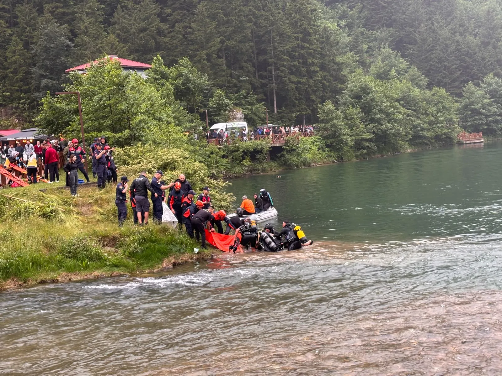 Uzungöl'de çantasını kurtarmak isteyen turist boğularak hayatını kaybetti