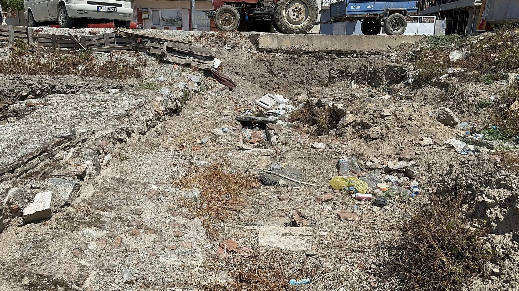 İznik’teki Roma hamamı çöplüğe döndü