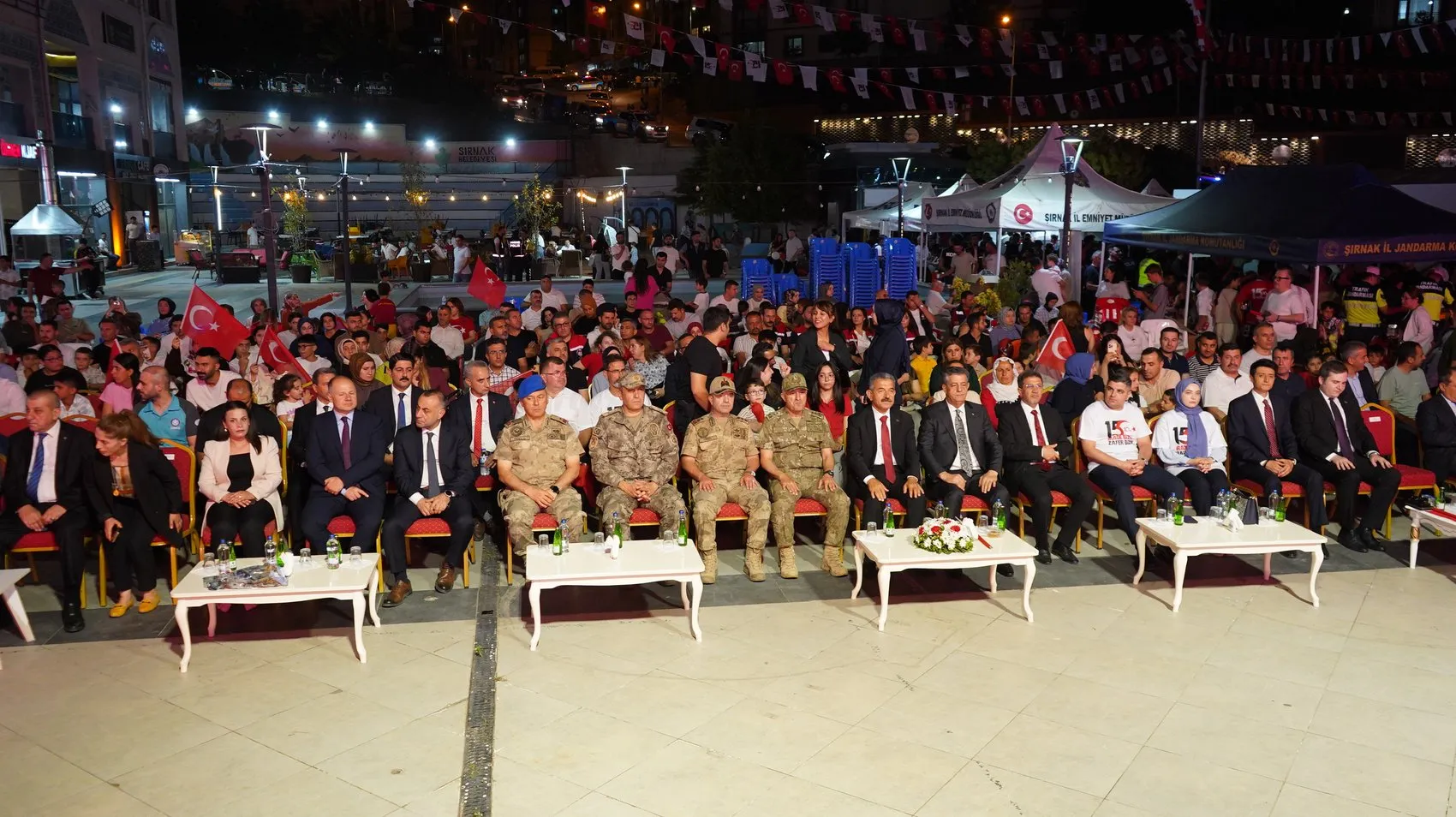 Şırnak 15 Temmuz için dev bayrakla yürüdü