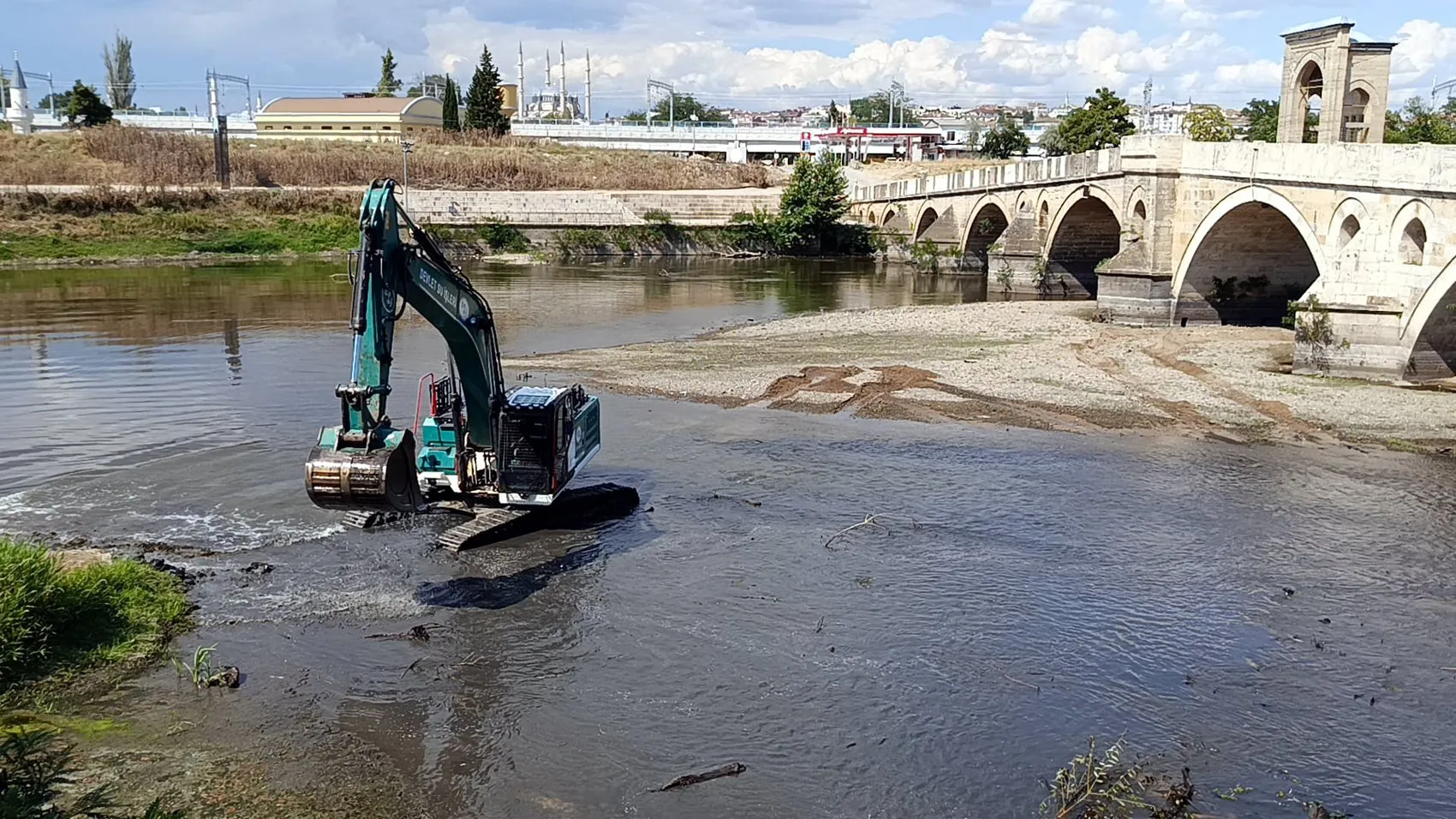 Tunca Nehri’nde sular çekilince ekipler iş makinesiyle sahaya indi