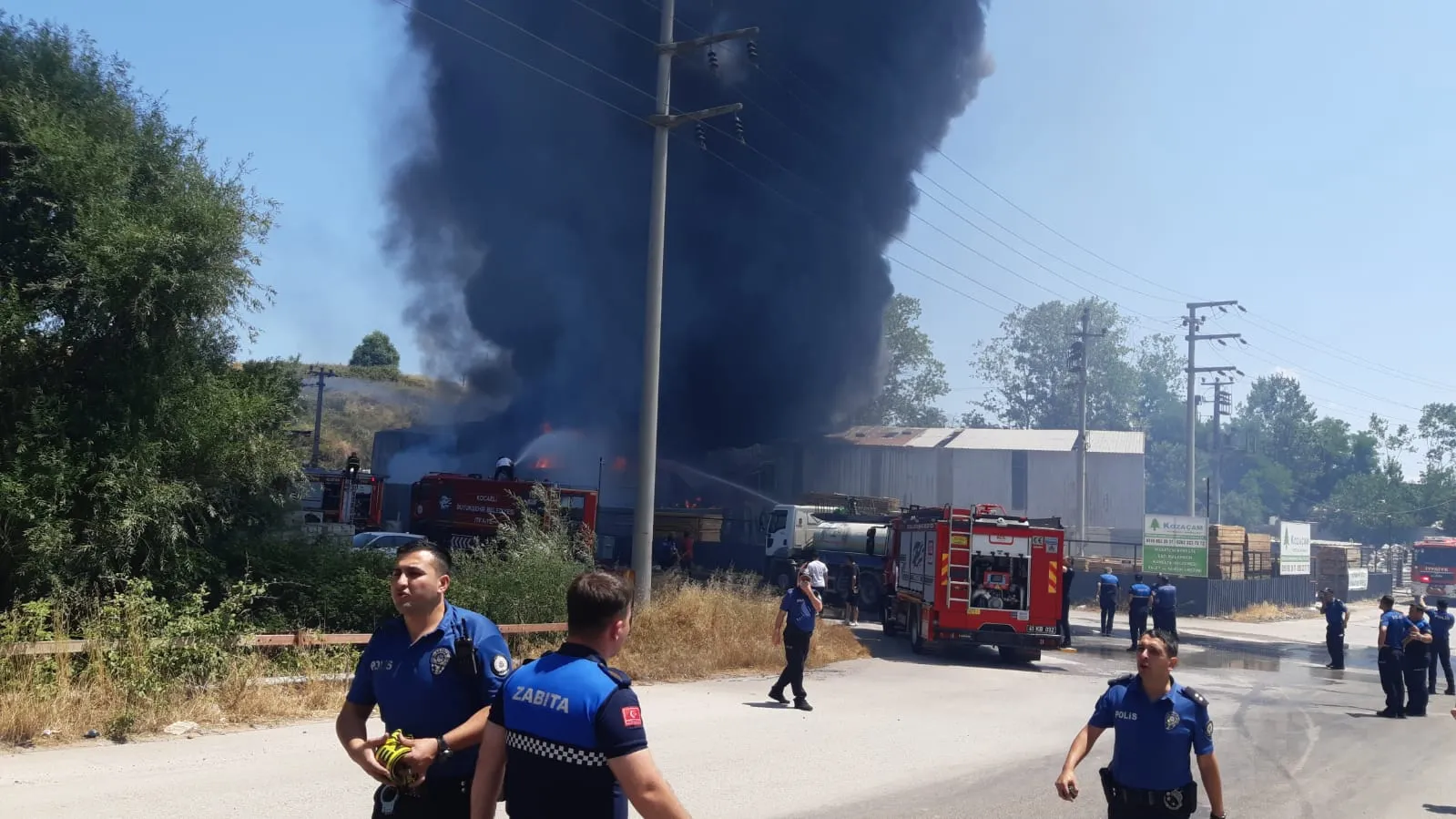 Kocaeli Körfez'de ambalaj fabrikasında büyük yangın