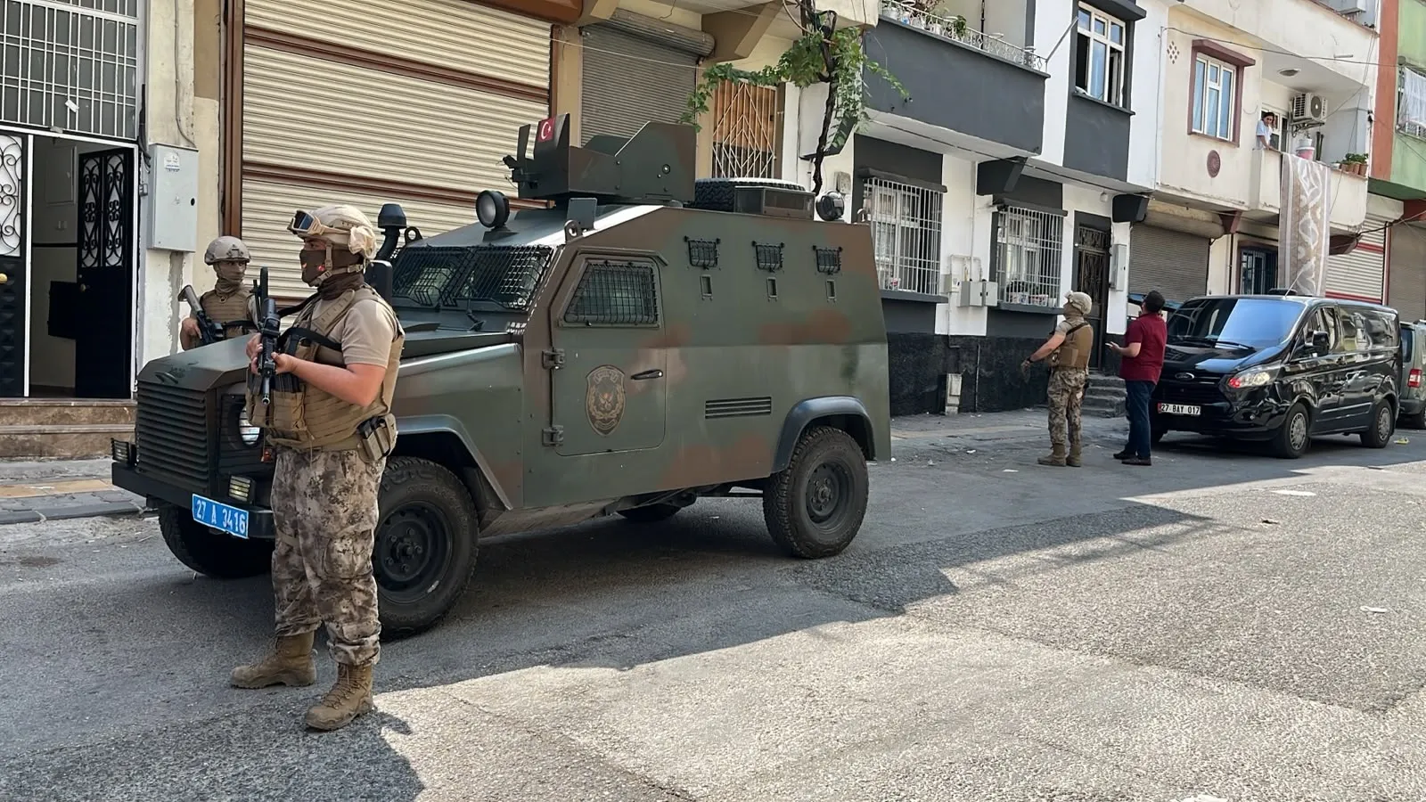 Gaziantep'te çatılardan kaçan firariyi Özel Harekat yakaladı