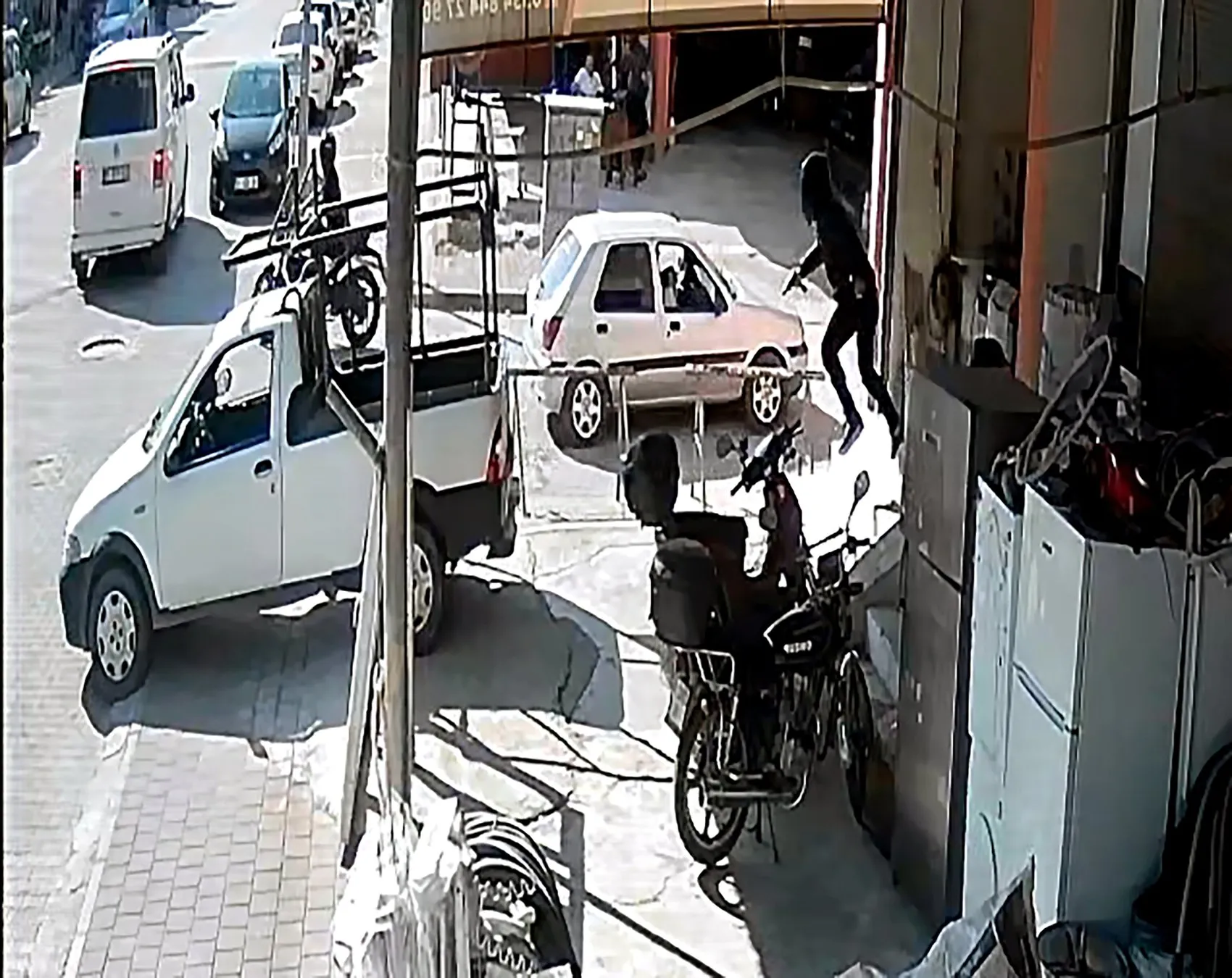 Adana'da motosikletli saldırganlar iş yerini kurşun yağmuruna tuttu