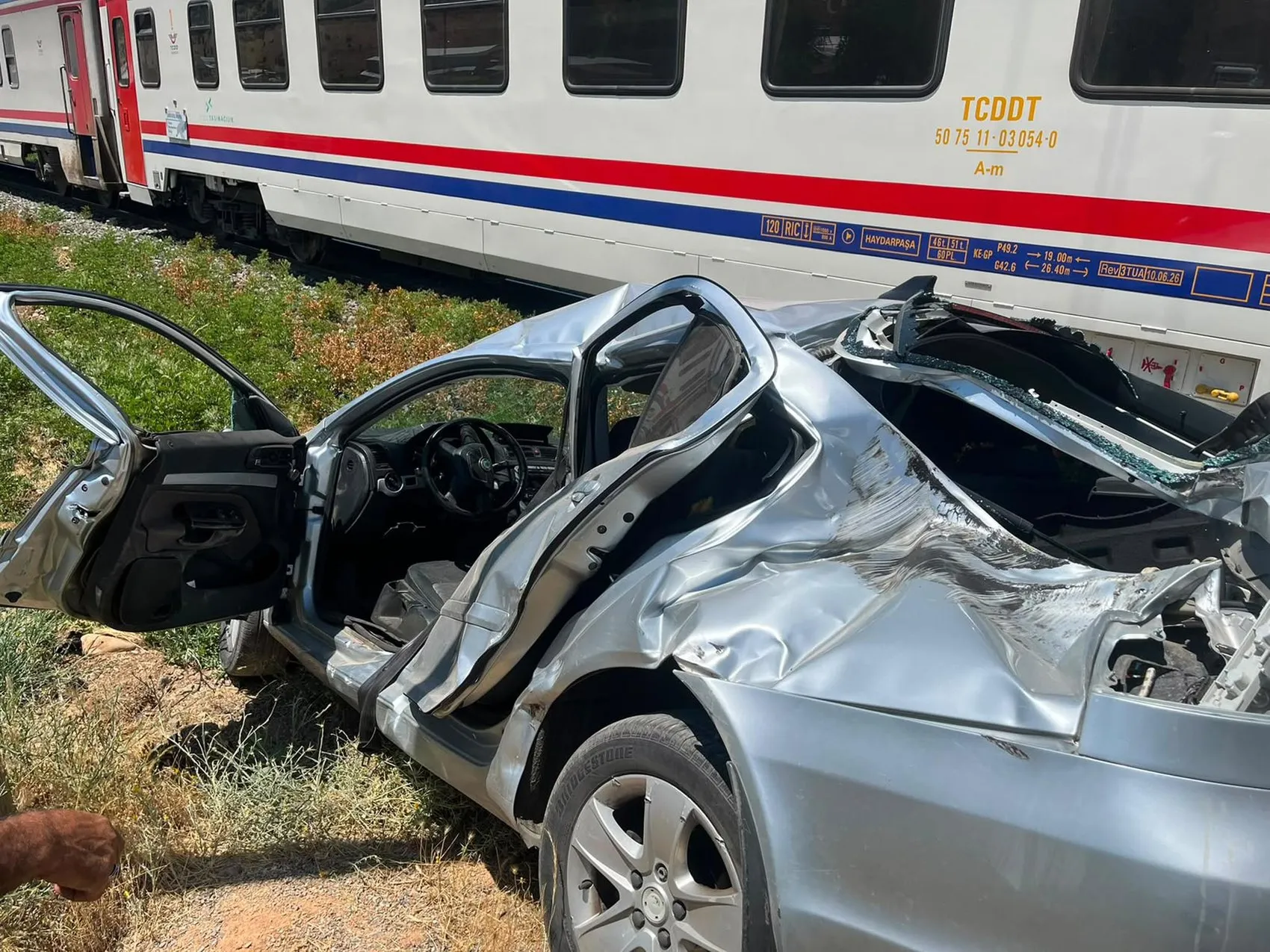 Muş'ta hemzemin geçit faciası Tren otomobile çarptı