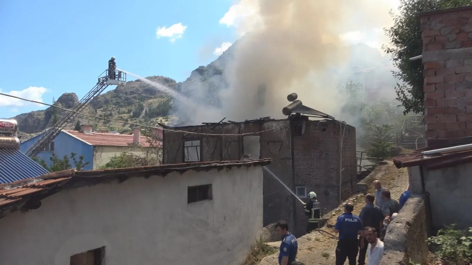 Amasya'da ahşap ev küle döndü, görme engelli kadın son anda kurtarıldı