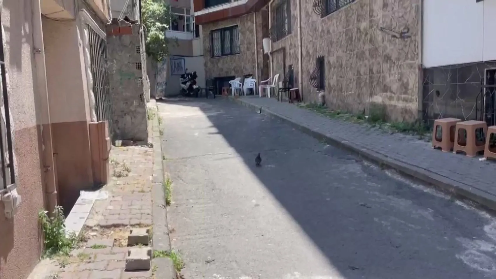 Bayrampaşa'da bir kadının başına beton parçası düştü