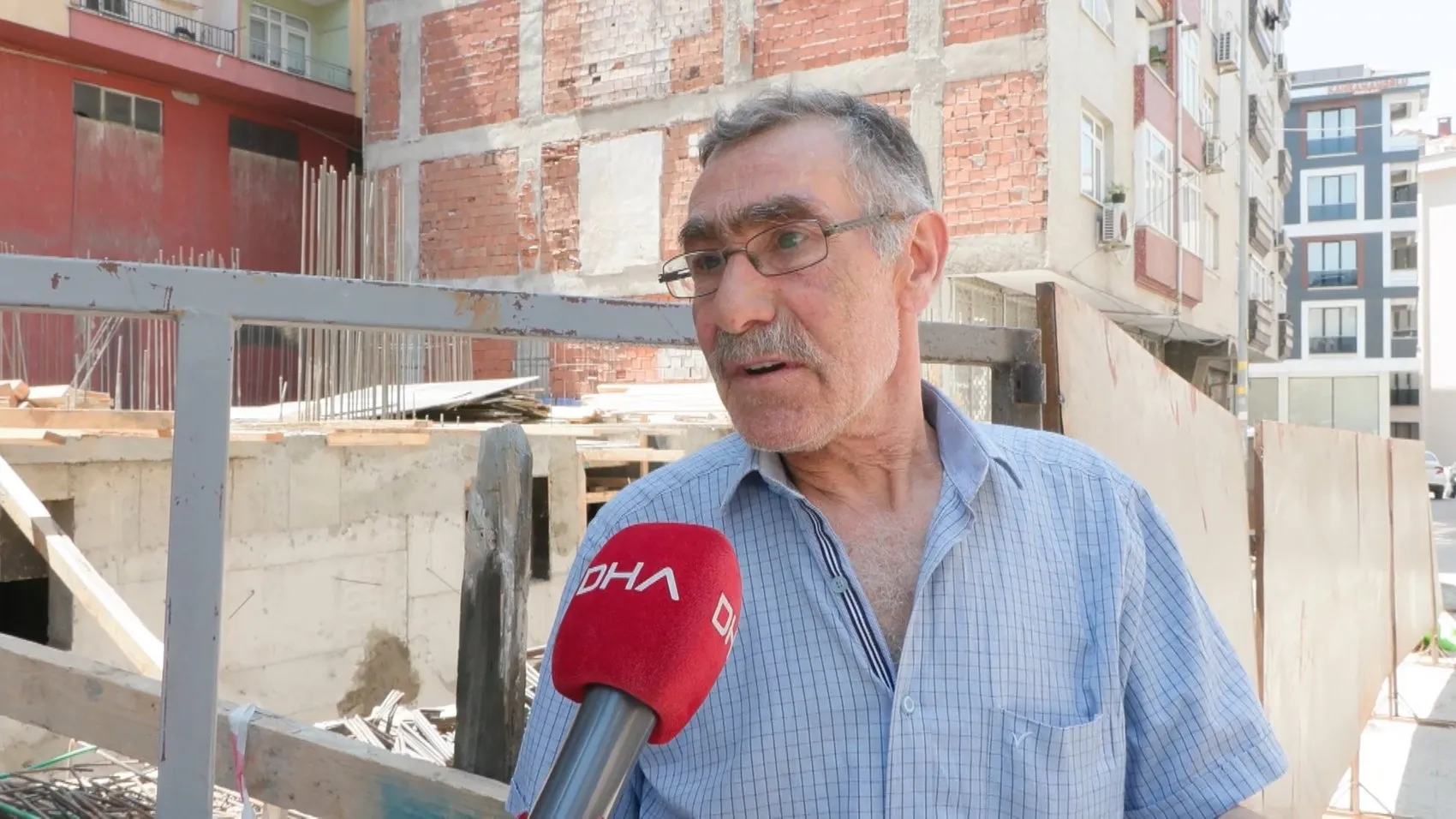 Güngören'de mühürlenen binaya girenler tehlikeye davetiye çıkarıyor