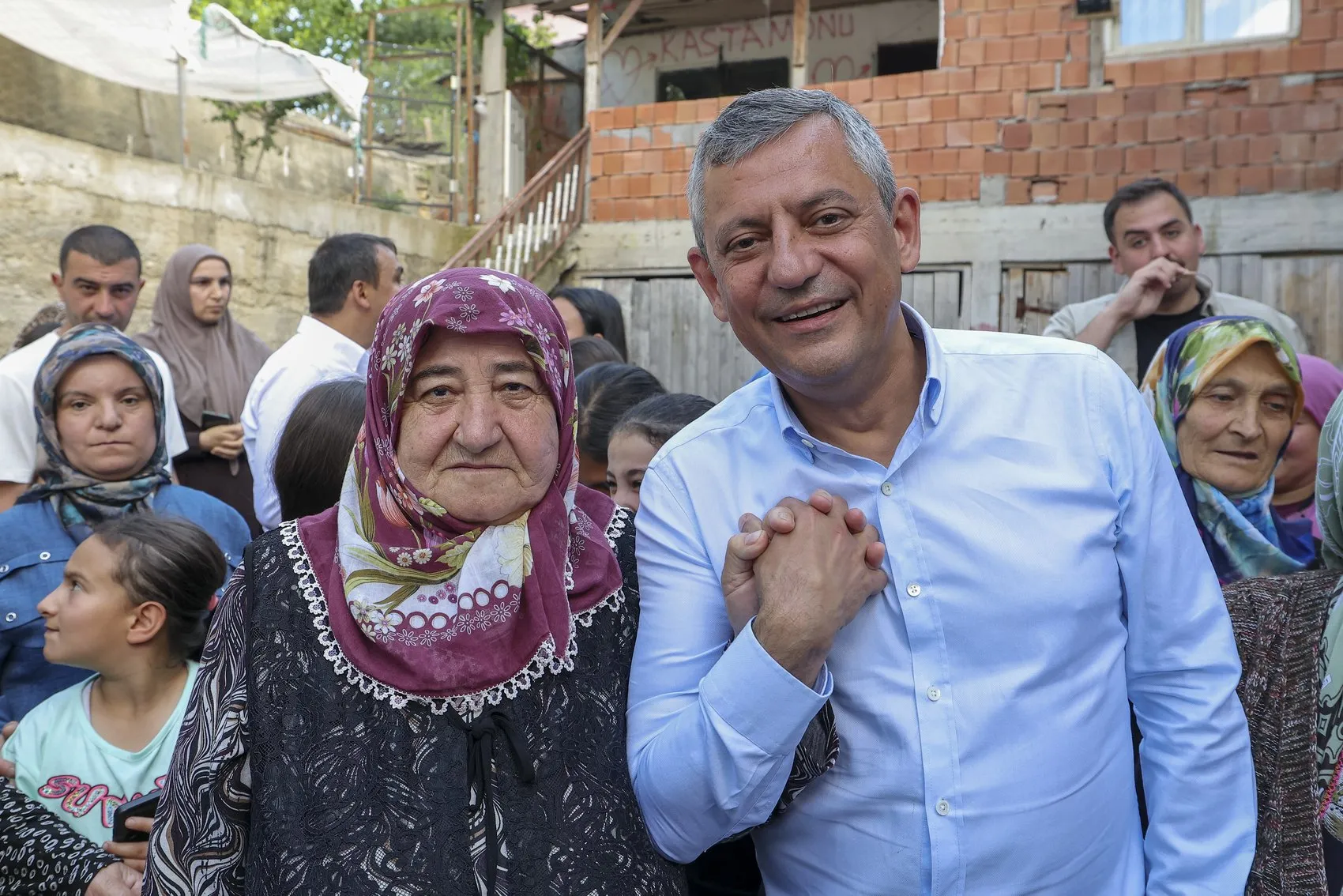 Özgür Özel'den seçim vaadi Ev hanımlarına sigorta ve maaş güvencesi
