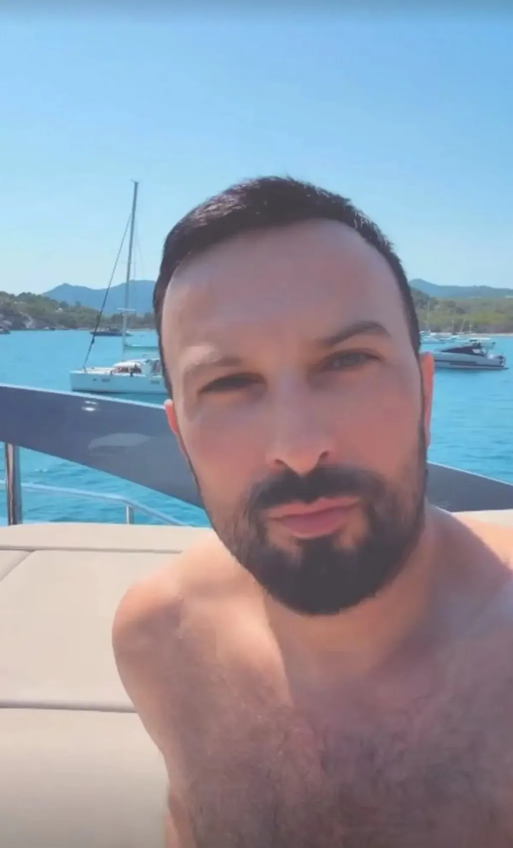 Tarkan lüks teknesinde tatilin keyfini sürüyor! Yeni imajı şaşırttı 2