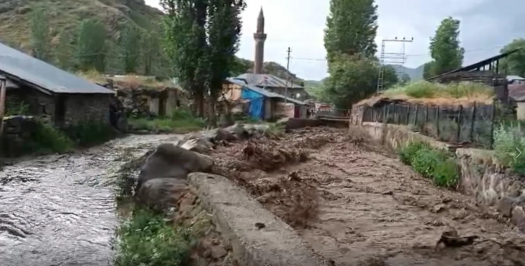 Erzurum Oltu'da dere taştı evleri su bastı