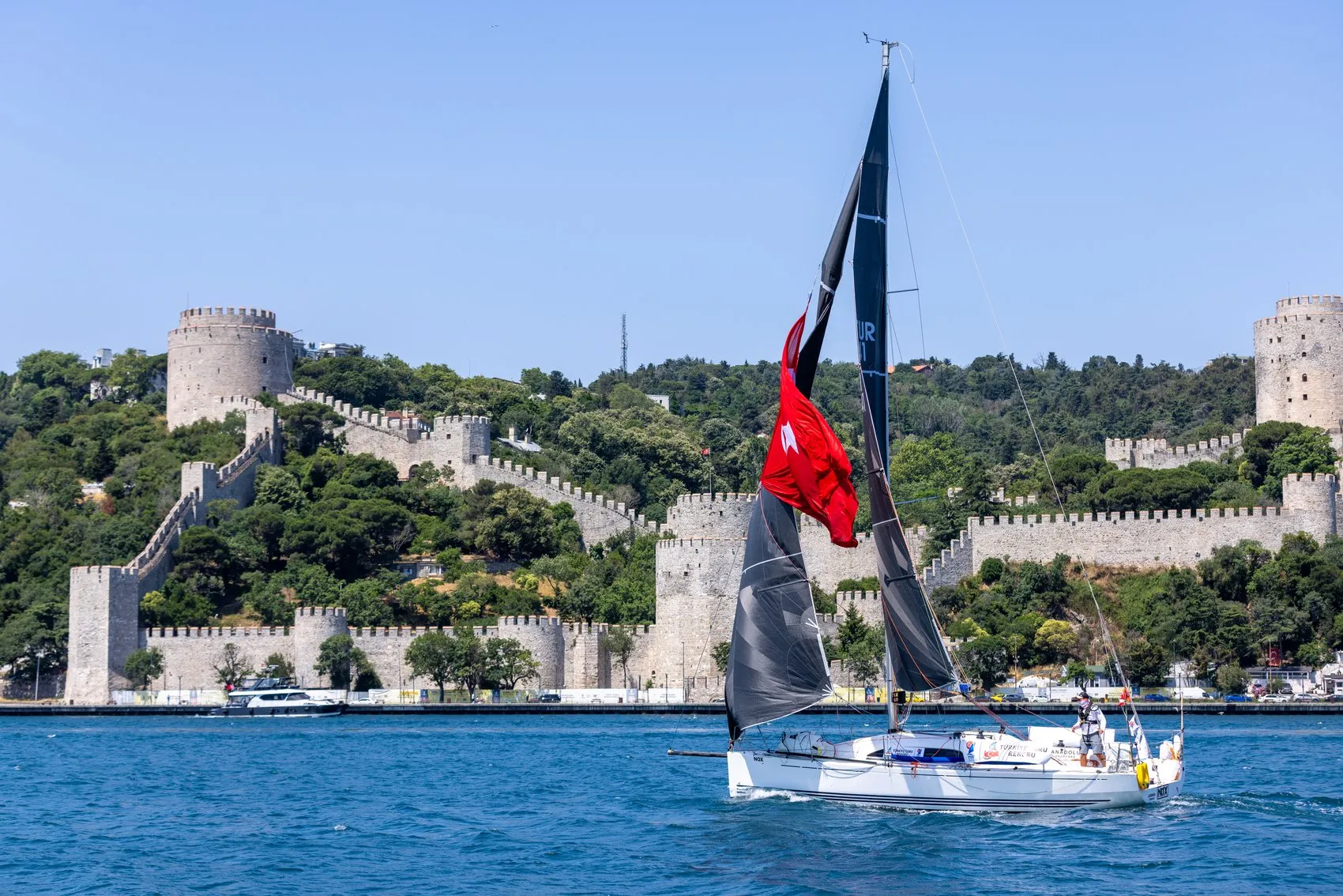 Milli yelkenci Doğukan Kandemir solo Türkiye turunda İstanbul Boğazı'nı geçti
