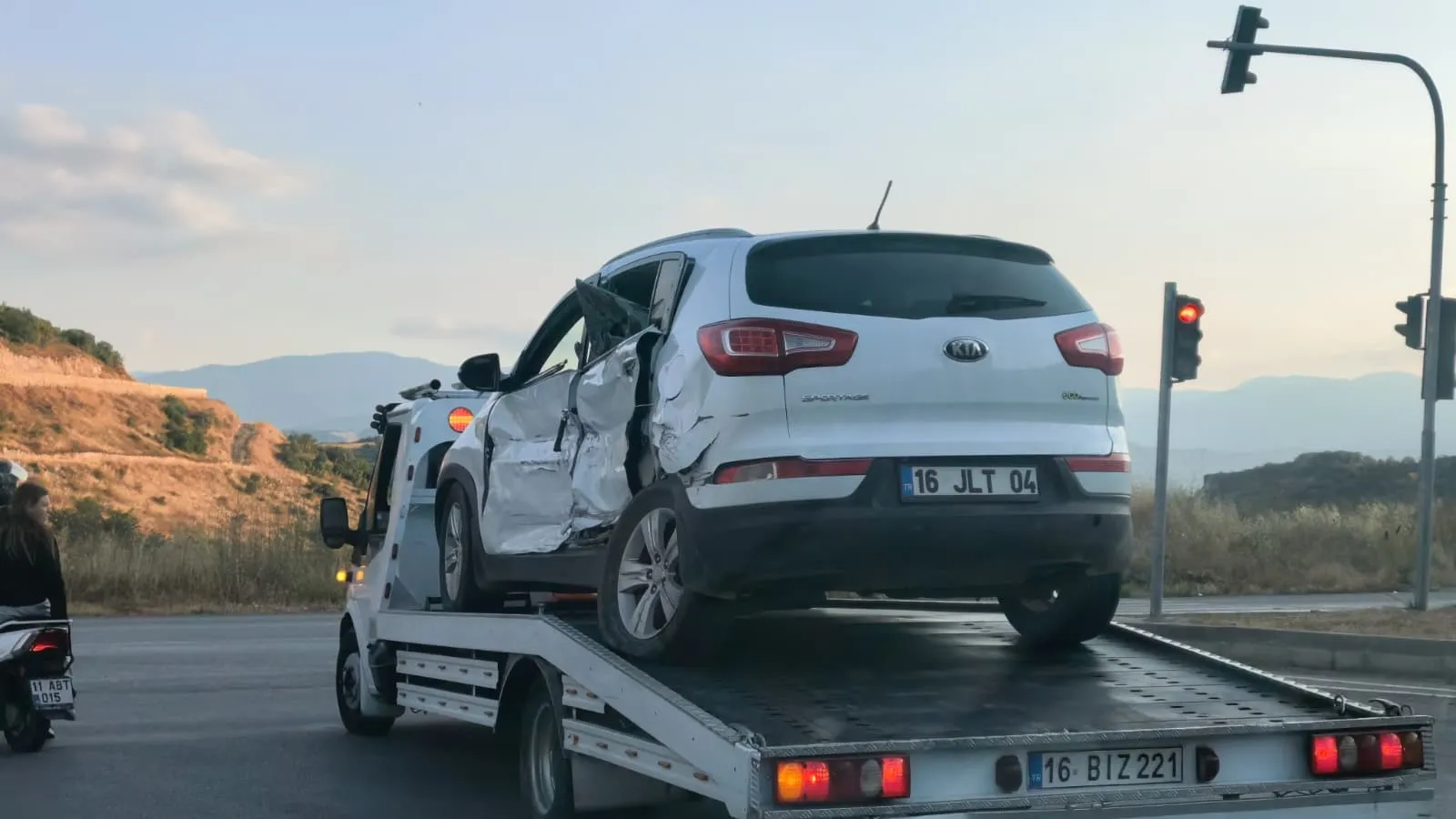 İnegöl yolunda otomobil takla attı İki sürücü hastanelik oldu
