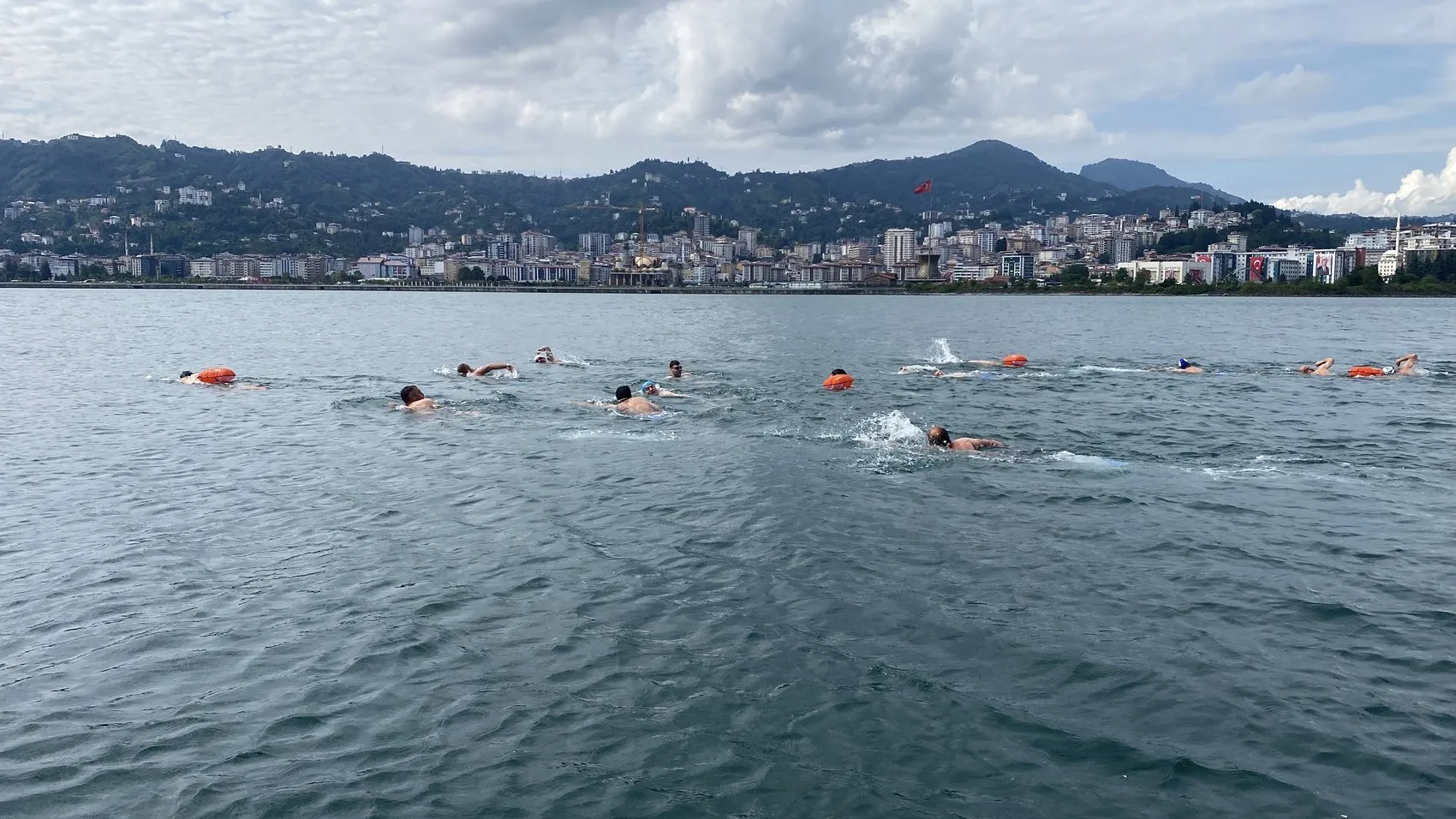 Karadeniz'in dalgalı sularında 15 Temmuz için kulaç attılar