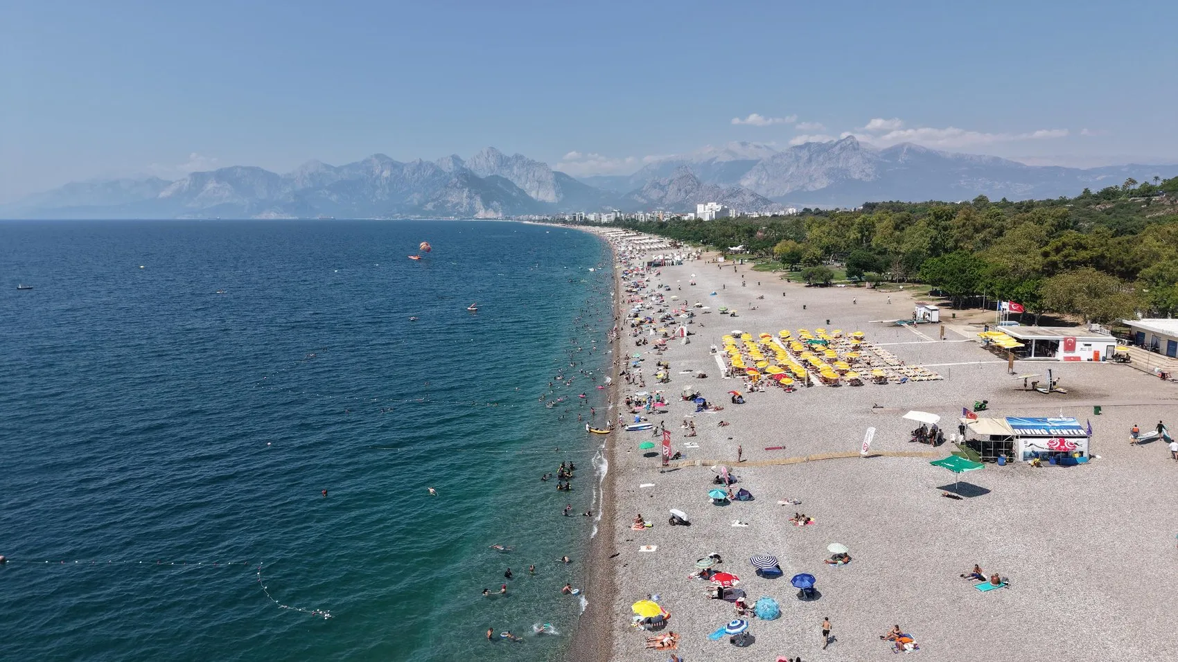 Antalya sıcağında sahil mesaisi başladı