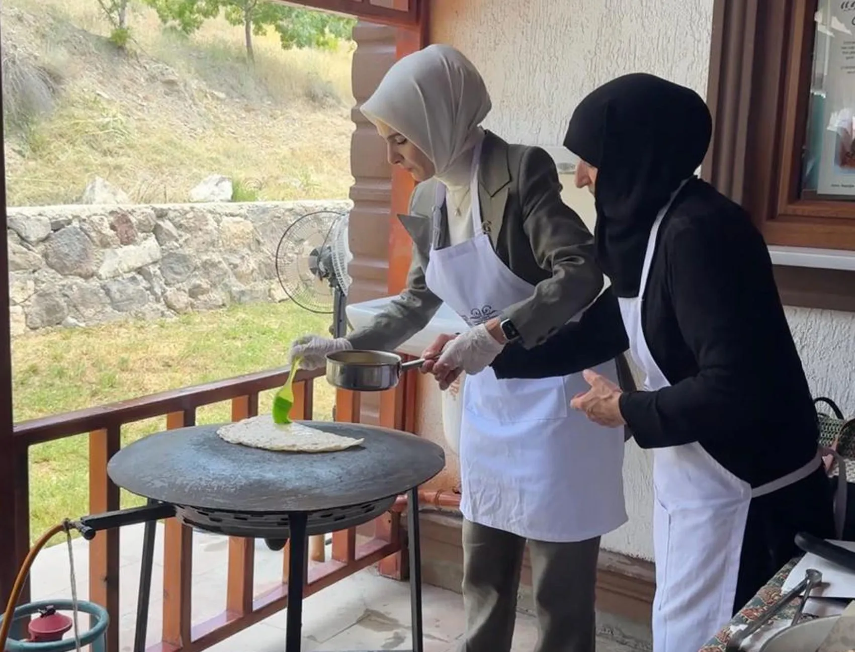 Bakan Göktaş mutfağa girdi gözleme açtı