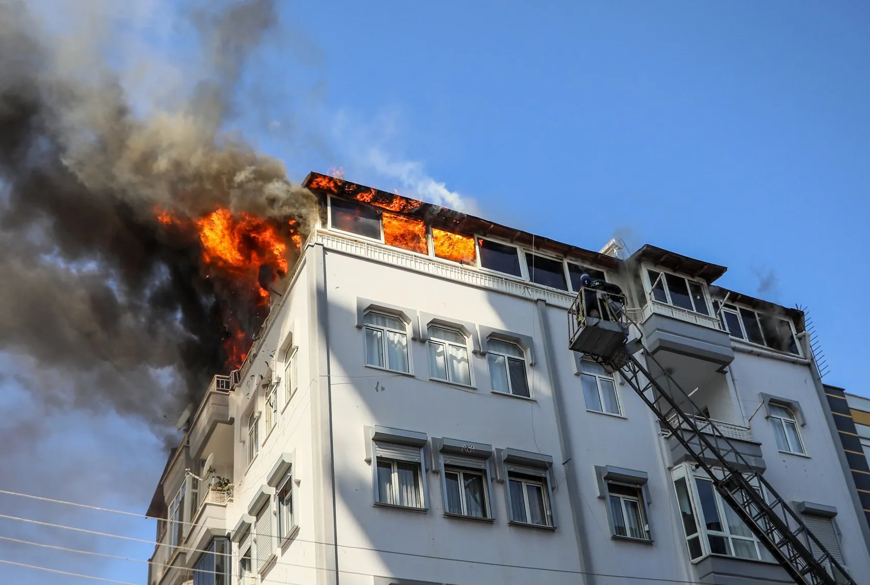 Antalya’da teras yangını İki kişi korkuluklarda kurtarılmayı bekledi