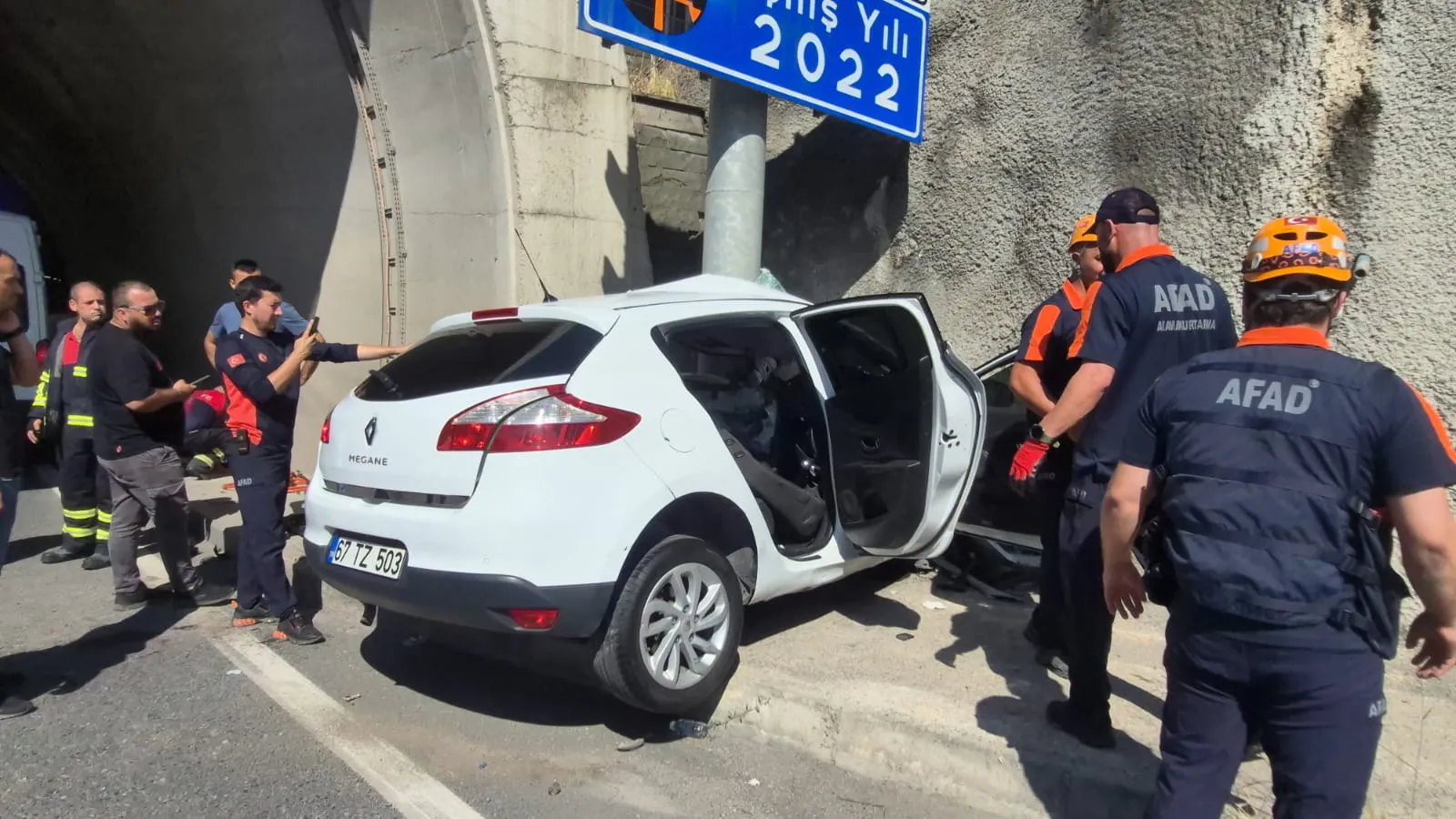 Zonguldak'ta tünel girişinde kaza yapan sürücü ağır yaralandı