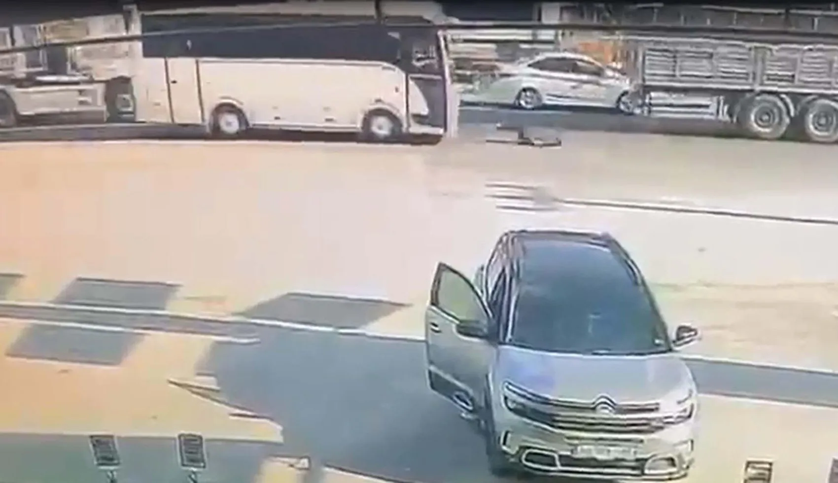 Denizli'de telefonunu almak için yola çıkan şoföre midibüs çarptı