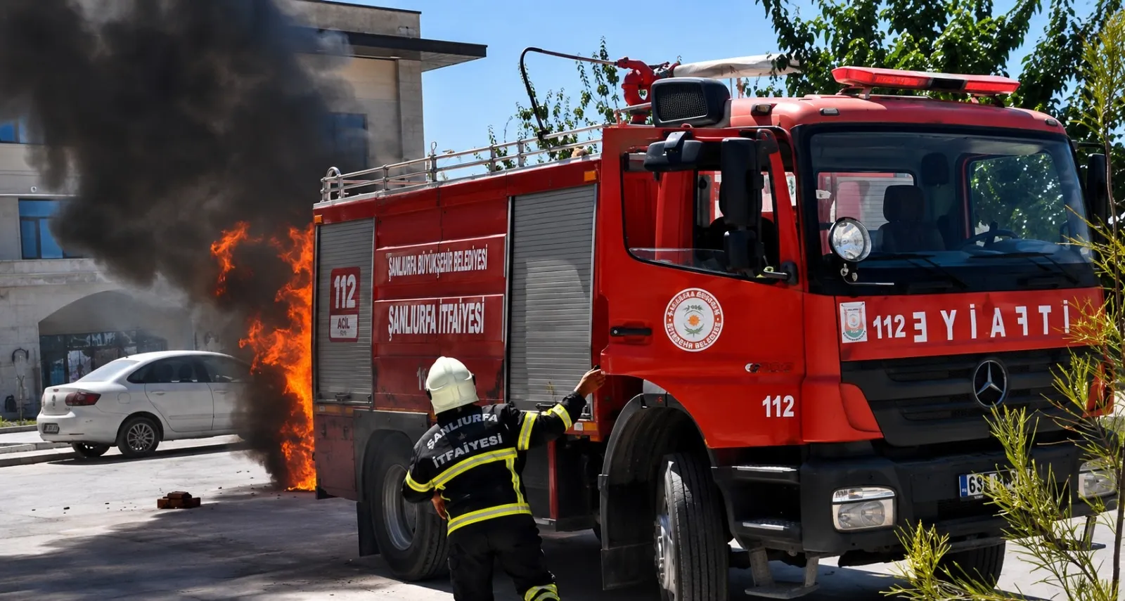 Ceylanpınar Devlet Hastanesi otoparkında araç yangını paniği