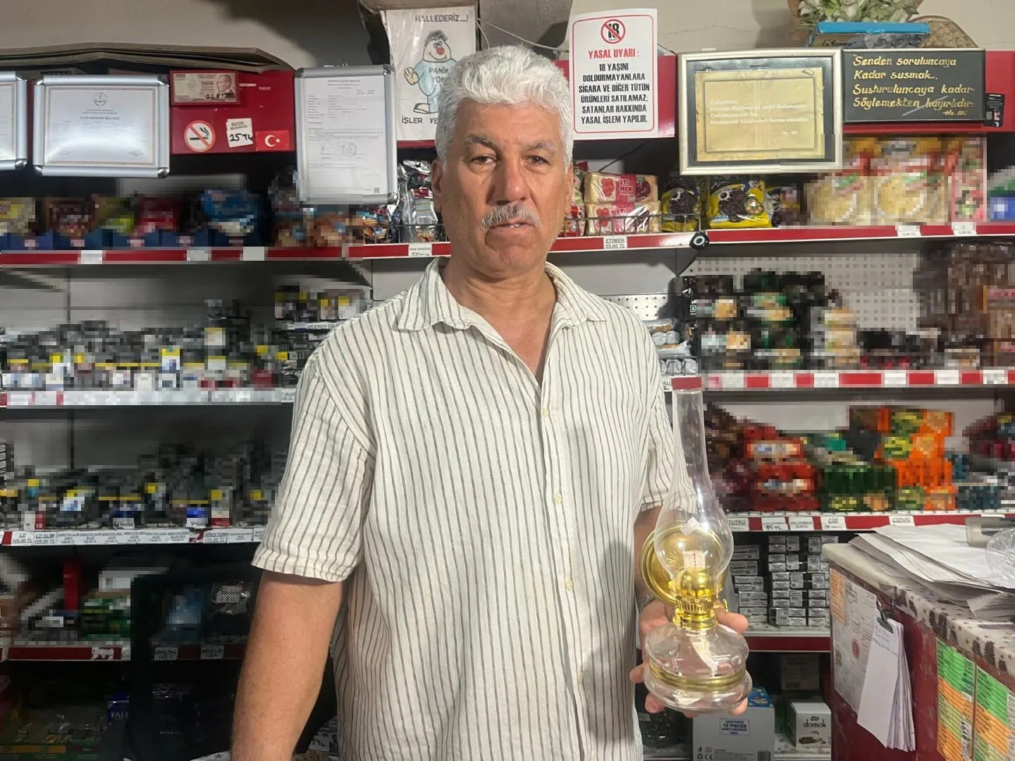 İzmir'deki bu bakkal sizi 30 yıl öncesine götürüyor