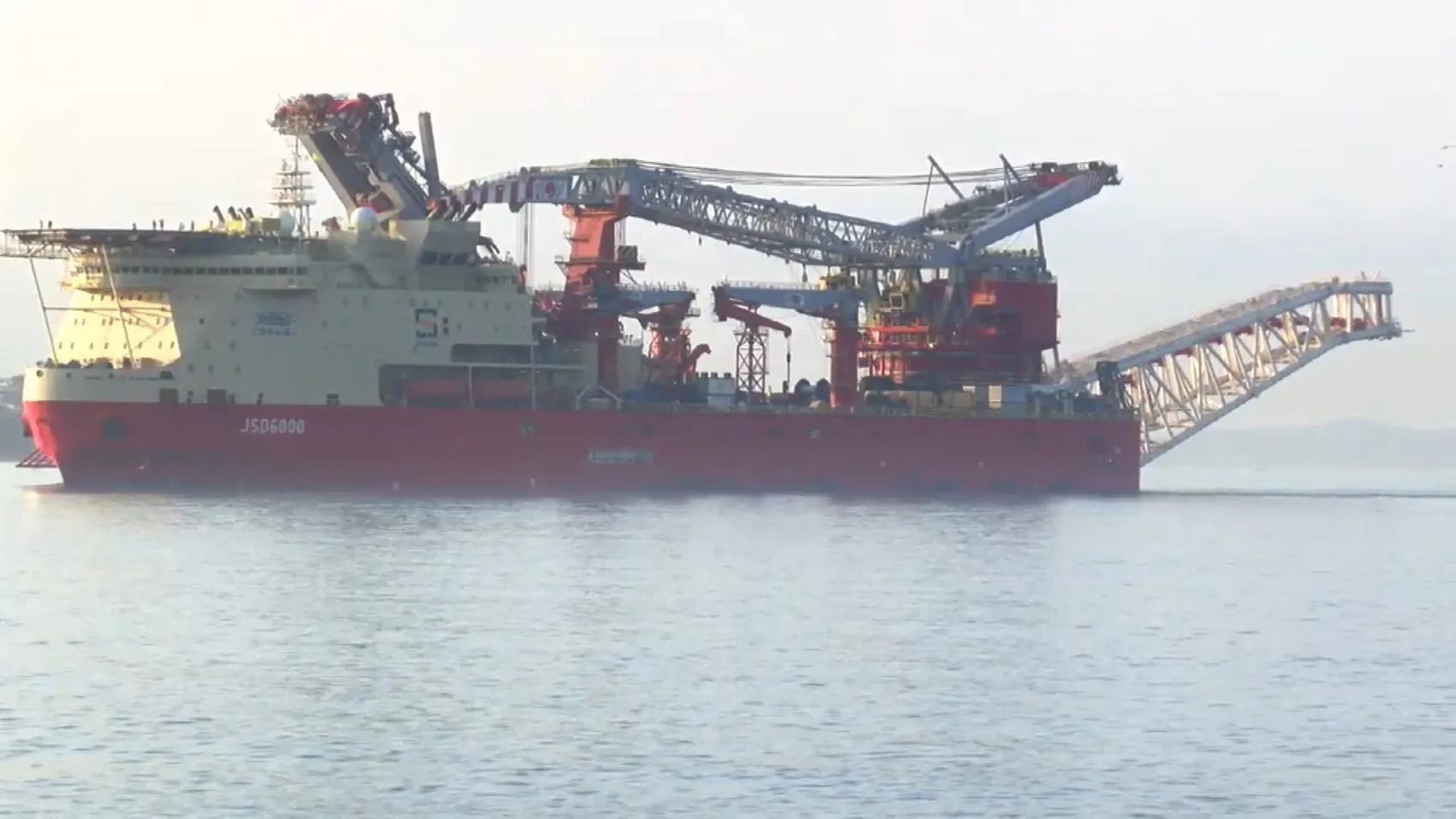 Dev boru döşeme gemisi İstanbul Boğazı'ndan geçiş yapıyor