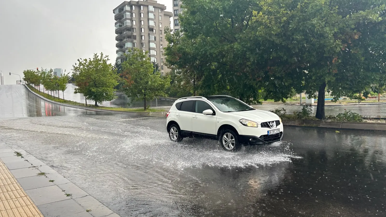 Başkentte sabah trafiğini felç eden sağanak