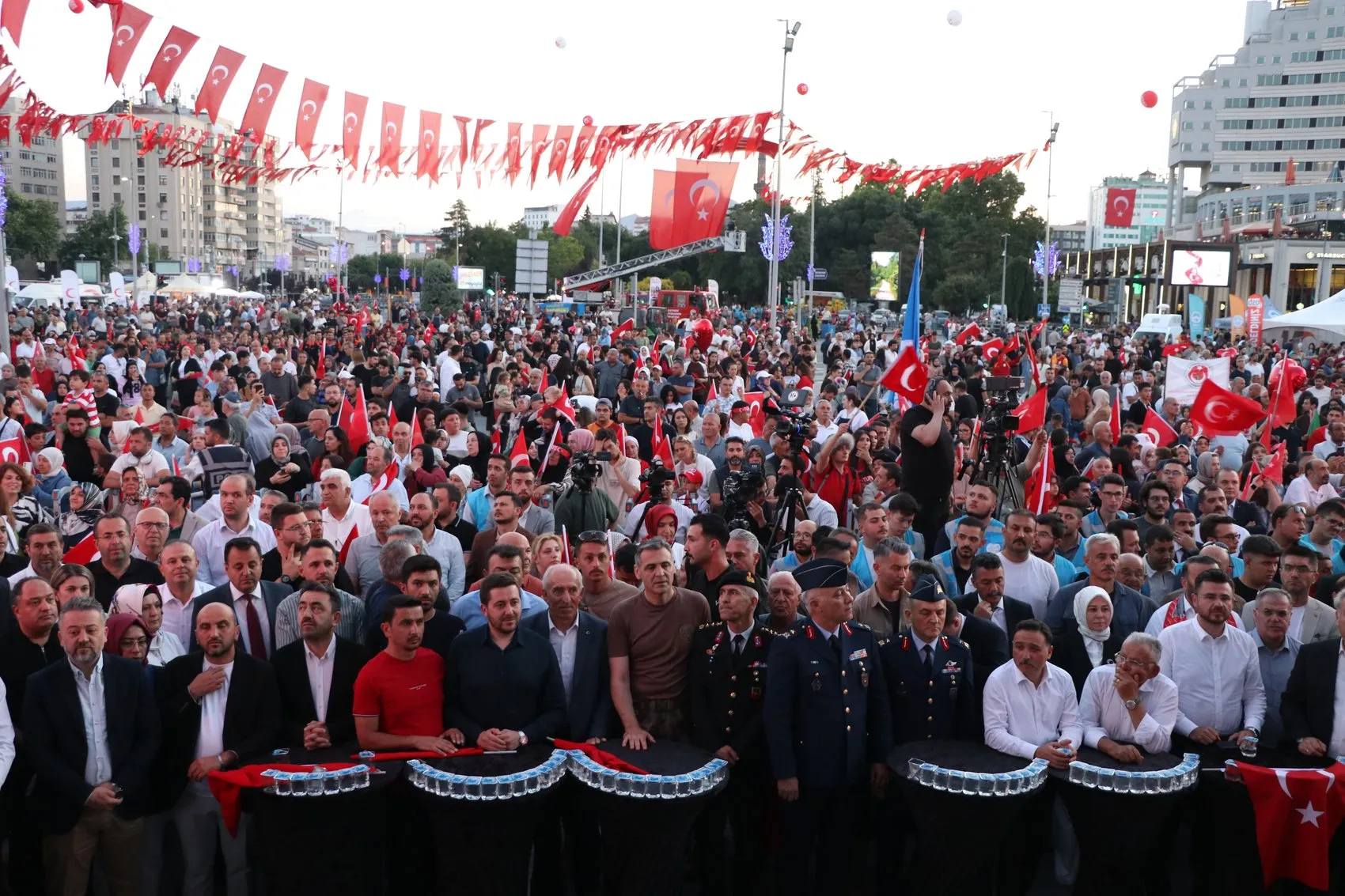 Kayseri semalarında dev Türk bayrağı dalgalandı
